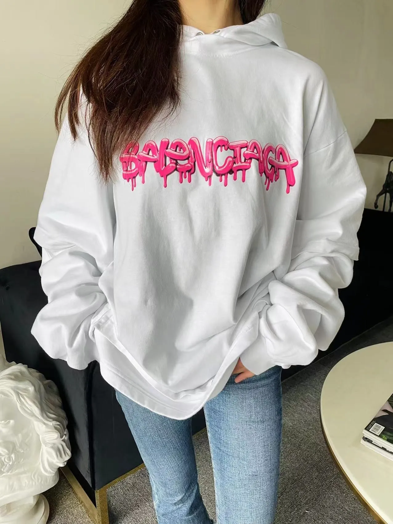 ♻️💯Upper body reference model picture❤️The top tested version BALENCIAGA Balenciaga pink jelly glue dissolved pure cotton loose breathable trendy brand male and female couples same style short sleeves The design elements are still as simple as ever, the letters on the chest are integrated with the jelly melted design, giving an immediate sense of high-end. 100% looped terry cotton fabric, pre-shrunk and washed, multi-dimensional handle. The printing is dot printing, cross-engraved lettering mold, inkjet-style heat transfer. The gel letters are first made and then fixed on the fabric through high-temperature pressing. The elements are simple and versatile. They look great in any combination. Color: black, white, light gray. Size: XS-L P:450