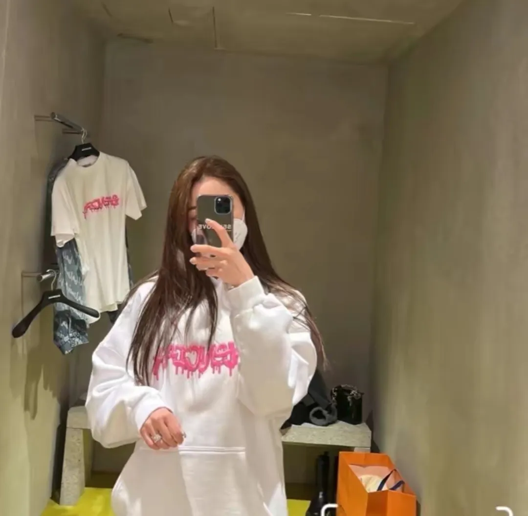 ♻️💯Upper body reference model picture❤️The top tested version BALENCIAGA Balenciaga pink jelly glue dissolved pure cotton loose breathable trendy brand male and female couples same style short sleeves The design elements are still as simple as ever, the letters on the chest are integrated with the jelly melted design, giving an immediate sense of high-end. 100% looped terry cotton fabric, pre-shrunk and washed, multi-dimensional handle. The printing is dot printing, cross-engraved lettering mold, inkjet-style heat transfer. The gel letters are first made and then fixed on the fabric through high-temperature pressing. The elements are simple and versatile. They look great in any combination. Color: black, white, light gray. Size: XS-L P:450