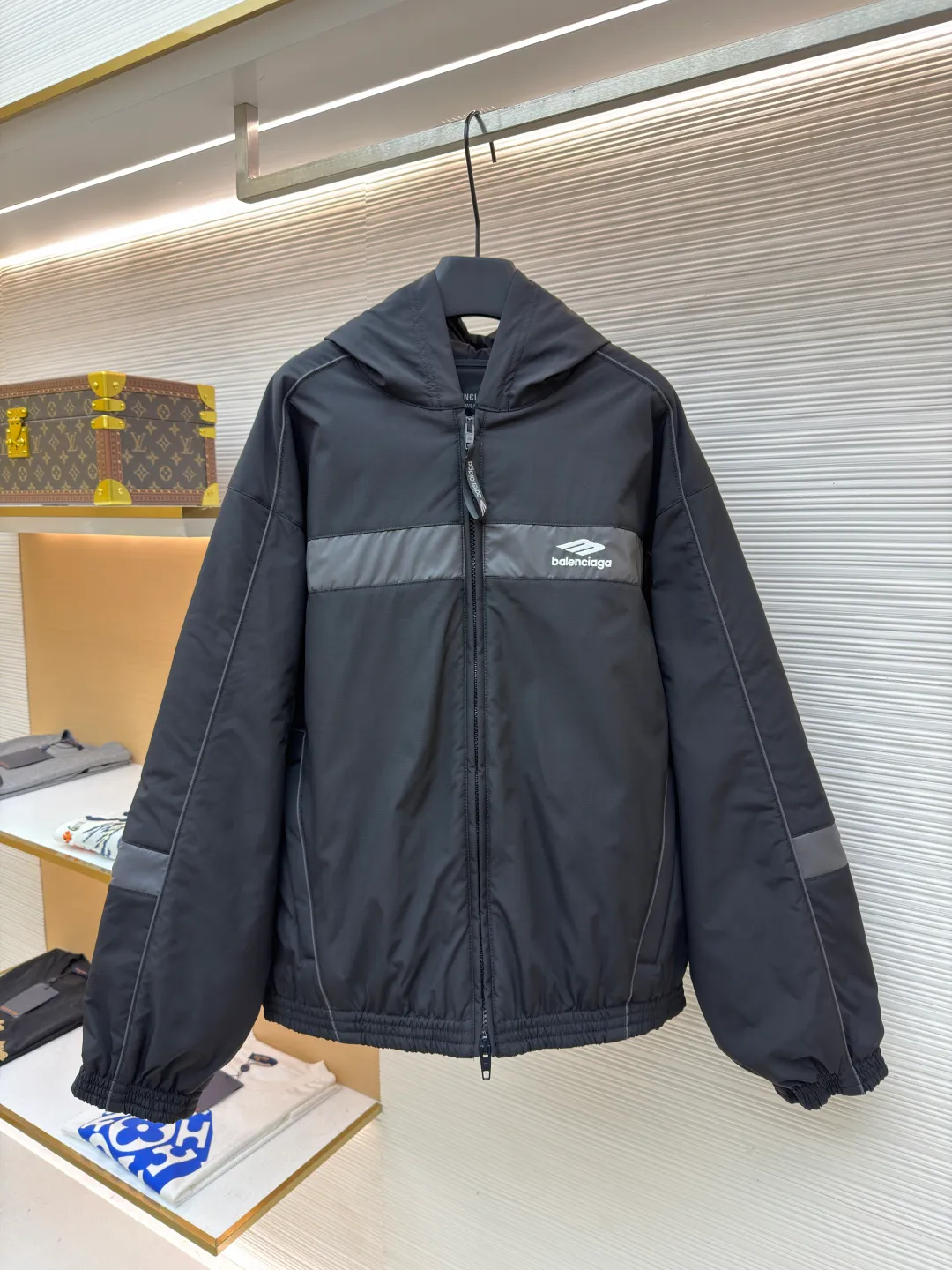 Balenciaga SKIWEAR series printed parka ●Original version: 25669 purchase and development ●Item number: 1682549-D35 ●Fabric: nylon fabric ●Technology: Positioning cutting machine production ●Color: black ●Version: loose version ●Weight: about 1310 grams ●Size: S-M-L-XL ●Description: This Balenciaga FW25 The SKIWEAR series of ski jackets are made of professional outdoor windproof and waterproof fabrics. The fabrics are treated with a highly moisture-permeable coating, which is both windproof and snowproof, breathable and sweat-wicking. It is wear-resistant, tear-resistant and not easy to wrinkle. The matte PU trim strips on the body are attached using high-temperature hot-pressing technology, which is firm and will not fall off. The brand logo is printed using high-elastic offset printing technology. The ink layer is thick and elastic, and it is not easy to crack after repeated stretching. The overall hooded design has a built-in shaping strip on the brim to make it more rigid. The custom-made waterproof zipper at the placket is smooth and durable. The elastic edges on the hem and cuffs closely fit the body shape, effectively preventing wind and keeping warm. The shoulders are seamlessly spliced ​​and the lines are straight. The regular fit is suitable for most body shapes. The customized accessories and three labels are complete. The detailed craftsmanship is in line with the dual tones of professional skiing and street fashion. It is suitable for outdoor skiing, daily outings and other scenes. The overall wiring is straight and delicate, the fabric is comfortable and soft, and the color is consistent without color difference. It can be matched with the same style to create a fashionable look and control various occasions. Customized accessories, complete with three standards, same style for men and women!
