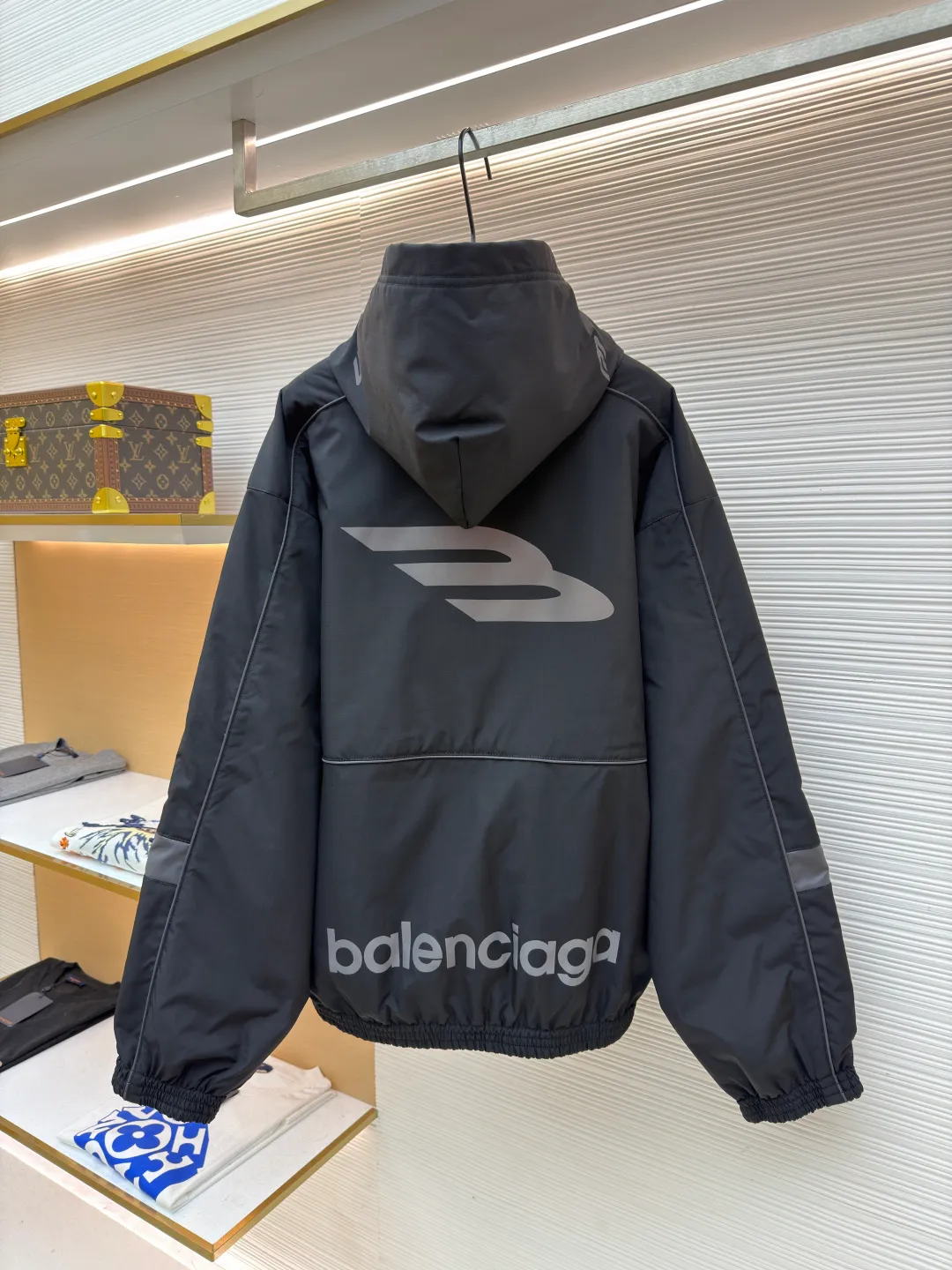 Balenciaga SKIWEAR series printed parka ●Original version: 25669 purchase and development ●Item number: 1682549-D35 ●Fabric: nylon fabric ●Technology: Positioning cutting machine production ●Color: black ●Version: loose version ●Weight: about 1310 grams ●Size: S-M-L-XL ●Description: This Balenciaga FW25 The SKIWEAR series of ski jackets are made of professional outdoor windproof and waterproof fabrics. The fabrics are treated with a highly moisture-permeable coating, which is both windproof and snowproof, breathable and sweat-wicking. It is wear-resistant, tear-resistant and not easy to wrinkle. The matte PU trim strips on the body are attached using high-temperature hot-pressing technology, which is firm and will not fall off. The brand logo is printed using high-elastic offset printing technology. The ink layer is thick and elastic, and it is not easy to crack after repeated stretching. The overall hooded design has a built-in shaping strip on the brim to make it more rigid. The custom-made waterproof zipper at the placket is smooth and durable. The elastic edges on the hem and cuffs closely fit the body shape, effectively preventing wind and keeping warm. The shoulders are seamlessly spliced ​​and the lines are straight. The regular fit is suitable for most body shapes. The customized accessories and three labels are complete. The detailed craftsmanship is in line with the dual tones of professional skiing and street fashion. It is suitable for outdoor skiing, daily outings and other scenes. The overall wiring is straight and delicate, the fabric is comfortable and soft, and the color is consistent without color difference. It can be matched with the same style to create a fashionable look and control various occasions. Customized accessories, complete with three standards, same style for men and women!