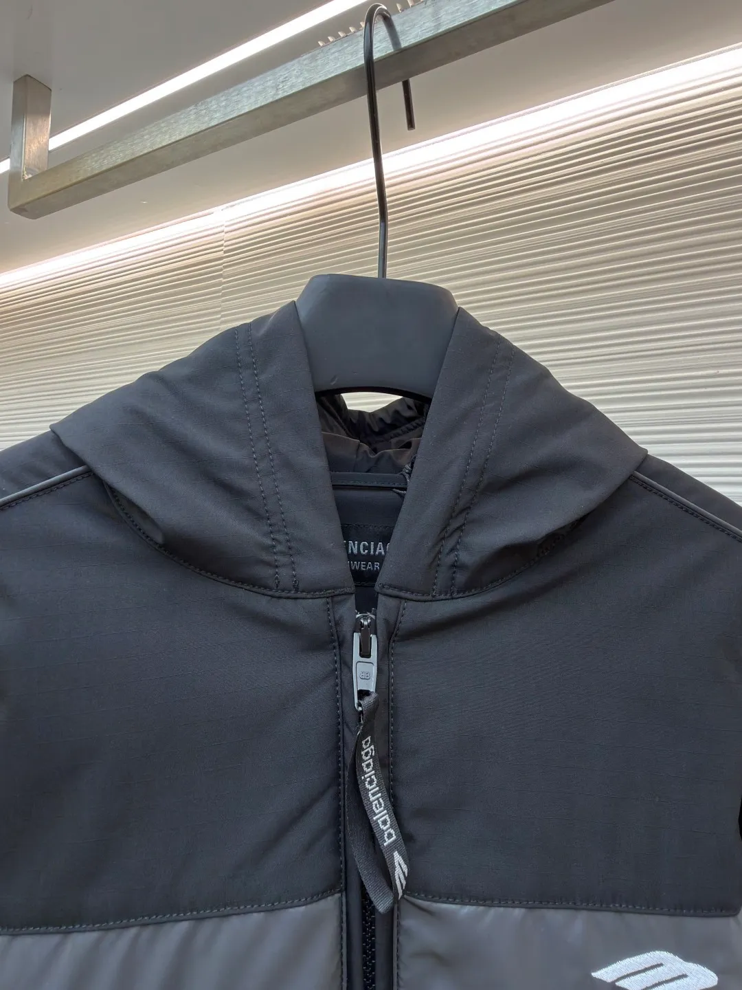 Balenciaga SKIWEAR series printed parka ●Original version: 25669 purchase and development ●Item number: 1682549-D35 ●Fabric: nylon fabric ●Technology: Positioning cutting machine production ●Color: black ●Version: loose version ●Weight: about 1310 grams ●Size: S-M-L-XL ●Description: This Balenciaga FW25 The SKIWEAR series of ski jackets are made of professional outdoor windproof and waterproof fabrics. The fabrics are treated with a highly moisture-permeable coating, which is both windproof and snowproof, breathable and sweat-wicking. It is wear-resistant, tear-resistant and not easy to wrinkle. The matte PU trim strips on the body are attached using high-temperature hot-pressing technology, which is firm and will not fall off. The brand logo is printed using high-elastic offset printing technology. The ink layer is thick and elastic, and it is not easy to crack after repeated stretching. The overall hooded design has a built-in shaping strip on the brim to make it more rigid. The custom-made waterproof zipper at the placket is smooth and durable. The elastic edges on the hem and cuffs closely fit the body shape, effectively preventing wind and keeping warm. The shoulders are seamlessly spliced ​​and the lines are straight. The regular fit is suitable for most body shapes. The customized accessories and three labels are complete. The detailed craftsmanship is in line with the dual tones of professional skiing and street fashion. It is suitable for outdoor skiing, daily outings and other scenes. The overall wiring is straight and delicate, the fabric is comfortable and soft, and the color is consistent without color difference. It can be matched with the same style to create a fashionable look and control various occasions. Customized accessories, complete with three standards, same style for men and women!
