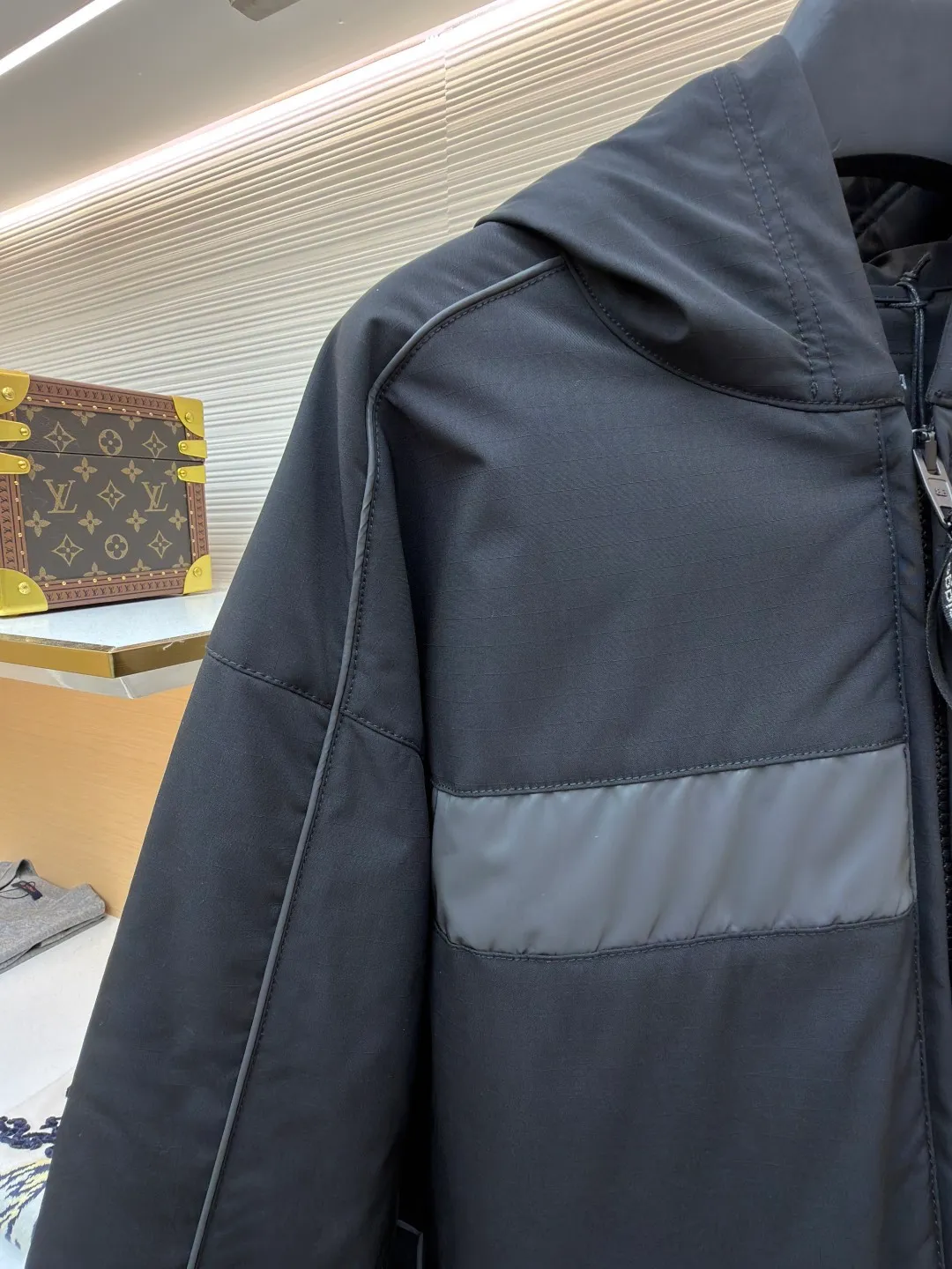 Balenciaga SKIWEAR series printed parka ●Original version: 25669 purchase and development ●Item number: 1682549-D35 ●Fabric: nylon fabric ●Technology: Positioning cutting machine production ●Color: black ●Version: loose version ●Weight: about 1310 grams ●Size: S-M-L-XL ●Description: This Balenciaga FW25 The SKIWEAR series of ski jackets are made of professional outdoor windproof and waterproof fabrics. The fabrics are treated with a highly moisture-permeable coating, which is both windproof and snowproof, breathable and sweat-wicking. It is wear-resistant, tear-resistant and not easy to wrinkle. The matte PU trim strips on the body are attached using high-temperature hot-pressing technology, which is firm and will not fall off. The brand logo is printed using high-elastic offset printing technology. The ink layer is thick and elastic, and it is not easy to crack after repeated stretching. The overall hooded design has a built-in shaping strip on the brim to make it more rigid. The custom-made waterproof zipper at the placket is smooth and durable. The elastic edges on the hem and cuffs closely fit the body shape, effectively preventing wind and keeping warm. The shoulders are seamlessly spliced ​​and the lines are straight. The regular fit is suitable for most body shapes. The customized accessories and three labels are complete. The detailed craftsmanship is in line with the dual tones of professional skiing and street fashion. It is suitable for outdoor skiing, daily outings and other scenes. The overall wiring is straight and delicate, the fabric is comfortable and soft, and the color is consistent without color difference. It can be matched with the same style to create a fashionable look and control various occasions. Customized accessories, complete with three standards, same style for men and women!