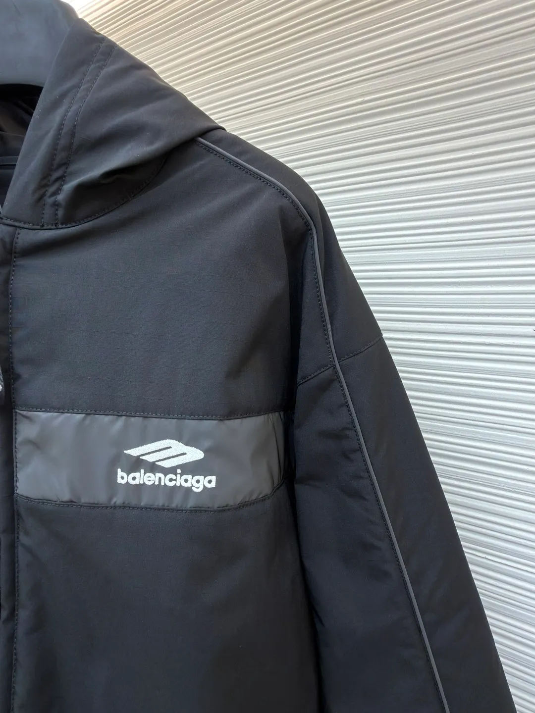 Balenciaga SKIWEAR series printed parka ●Original version: 25669 purchase and development ●Item number: 1682549-D35 ●Fabric: nylon fabric ●Technology: Positioning cutting machine production ●Color: black ●Version: loose version ●Weight: about 1310 grams ●Size: S-M-L-XL ●Description: This Balenciaga FW25 The SKIWEAR series of ski jackets are made of professional outdoor windproof and waterproof fabrics. The fabrics are treated with a highly moisture-permeable coating, which is both windproof and snowproof, breathable and sweat-wicking. It is wear-resistant, tear-resistant and not easy to wrinkle. The matte PU trim strips on the body are attached using high-temperature hot-pressing technology, which is firm and will not fall off. The brand logo is printed using high-elastic offset printing technology. The ink layer is thick and elastic, and it is not easy to crack after repeated stretching. The overall hooded design has a built-in shaping strip on the brim to make it more rigid. The custom-made waterproof zipper at the placket is smooth and durable. The elastic edges on the hem and cuffs closely fit the body shape, effectively preventing wind and keeping warm. The shoulders are seamlessly spliced ​​and the lines are straight. The regular fit is suitable for most body shapes. The customized accessories and three labels are complete. The detailed craftsmanship is in line with the dual tones of professional skiing and street fashion. It is suitable for outdoor skiing, daily outings and other scenes. The overall wiring is straight and delicate, the fabric is comfortable and soft, and the color is consistent without color difference. It can be matched with the same style to create a fashionable look and control various occasions. Customized accessories, complete with three standards, same style for men and women!
