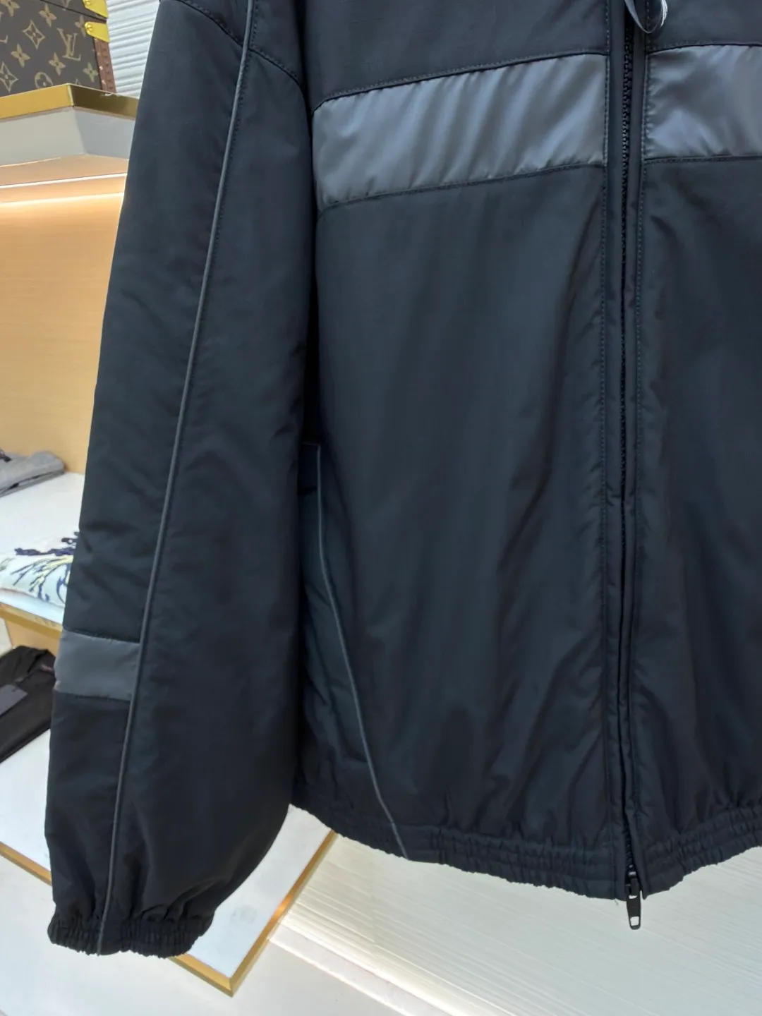 Balenciaga SKIWEAR series printed parka ●Original version: 25669 purchase and development ●Item number: 1682549-D35 ●Fabric: nylon fabric ●Technology: Positioning cutting machine production ●Color: black ●Version: loose version ●Weight: about 1310 grams ●Size: S-M-L-XL ●Description: This Balenciaga FW25 The SKIWEAR series of ski jackets are made of professional outdoor windproof and waterproof fabrics. The fabrics are treated with a highly moisture-permeable coating, which is both windproof and snowproof, breathable and sweat-wicking. It is wear-resistant, tear-resistant and not easy to wrinkle. The matte PU trim strips on the body are attached using high-temperature hot-pressing technology, which is firm and will not fall off. The brand logo is printed using high-elastic offset printing technology. The ink layer is thick and elastic, and it is not easy to crack after repeated stretching. The overall hooded design has a built-in shaping strip on the brim to make it more rigid. The custom-made waterproof zipper at the placket is smooth and durable. The elastic edges on the hem and cuffs closely fit the body shape, effectively preventing wind and keeping warm. The shoulders are seamlessly spliced ​​and the lines are straight. The regular fit is suitable for most body shapes. The customized accessories and three labels are complete. The detailed craftsmanship is in line with the dual tones of professional skiing and street fashion. It is suitable for outdoor skiing, daily outings and other scenes. The overall wiring is straight and delicate, the fabric is comfortable and soft, and the color is consistent without color difference. It can be matched with the same style to create a fashionable look and control various occasions. Customized accessories, complete with three standards, same style for men and women!
