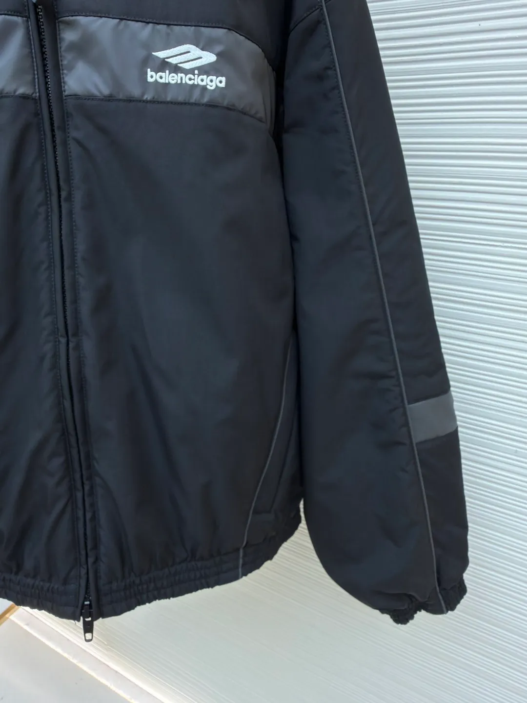 Balenciaga SKIWEAR series printed parka ●Original version: 25669 purchase and development ●Item number: 1682549-D35 ●Fabric: nylon fabric ●Technology: Positioning cutting machine production ●Color: black ●Version: loose version ●Weight: about 1310 grams ●Size: S-M-L-XL ●Description: This Balenciaga FW25 The SKIWEAR series of ski jackets are made of professional outdoor windproof and waterproof fabrics. The fabrics are treated with a highly moisture-permeable coating, which is both windproof and snowproof, breathable and sweat-wicking. It is wear-resistant, tear-resistant and not easy to wrinkle. The matte PU trim strips on the body are attached using high-temperature hot-pressing technology, which is firm and will not fall off. The brand logo is printed using high-elastic offset printing technology. The ink layer is thick and elastic, and it is not easy to crack after repeated stretching. The overall hooded design has a built-in shaping strip on the brim to make it more rigid. The custom-made waterproof zipper at the placket is smooth and durable. The elastic edges on the hem and cuffs closely fit the body shape, effectively preventing wind and keeping warm. The shoulders are seamlessly spliced ​​and the lines are straight. The regular fit is suitable for most body shapes. The customized accessories and three labels are complete. The detailed craftsmanship is in line with the dual tones of professional skiing and street fashion. It is suitable for outdoor skiing, daily outings and other scenes. The overall wiring is straight and delicate, the fabric is comfortable and soft, and the color is consistent without color difference. It can be matched with the same style to create a fashionable look and control various occasions. Customized accessories, complete with three standards, same style for men and women!