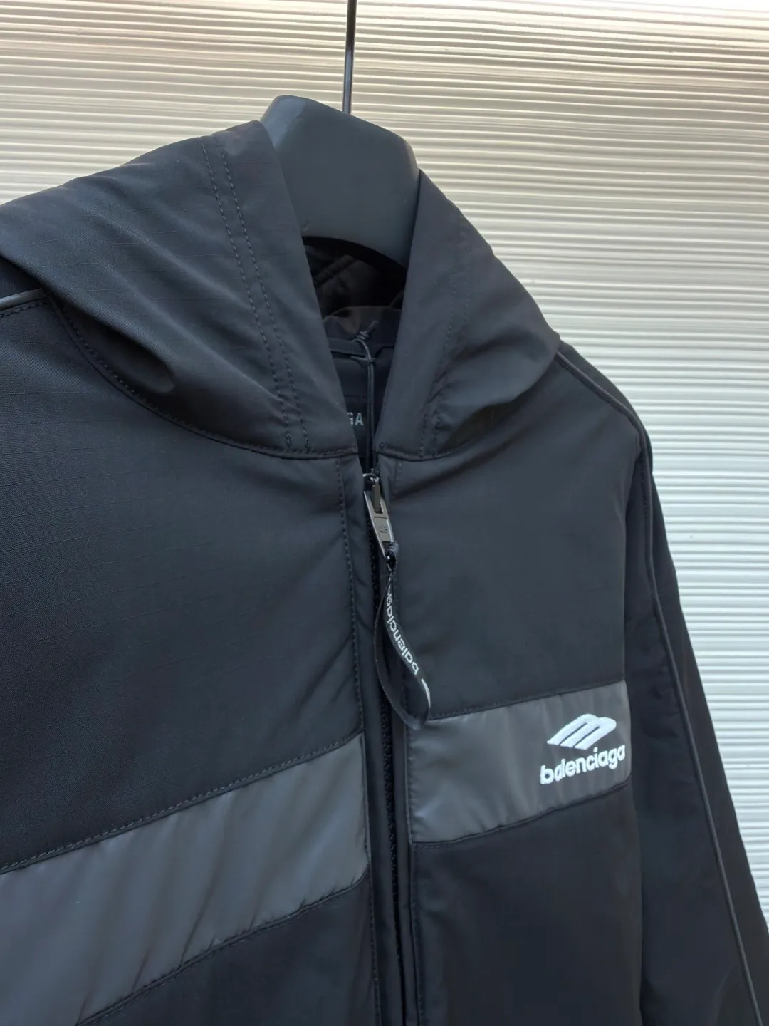Balenciaga SKIWEAR series printed parka ●Original version: 25669 purchase and development ●Item number: 1682549-D35 ●Fabric: nylon fabric ●Technology: Positioning cutting machine production ●Color: black ●Version: loose version ●Weight: about 1310 grams ●Size: S-M-L-XL ●Description: This Balenciaga FW25 The SKIWEAR series of ski jackets are made of professional outdoor windproof and waterproof fabrics. The fabrics are treated with a highly moisture-permeable coating, which is both windproof and snowproof, breathable and sweat-wicking. It is wear-resistant, tear-resistant and not easy to wrinkle. The matte PU trim strips on the body are attached using high-temperature hot-pressing technology, which is firm and will not fall off. The brand logo is printed using high-elastic offset printing technology. The ink layer is thick and elastic, and it is not easy to crack after repeated stretching. The overall hooded design has a built-in shaping strip on the brim to make it more rigid. The custom-made waterproof zipper at the placket is smooth and durable. The elastic edges on the hem and cuffs closely fit the body shape, effectively preventing wind and keeping warm. The shoulders are seamlessly spliced ​​and the lines are straight. The regular fit is suitable for most body shapes. The customized accessories and three labels are complete. The detailed craftsmanship is in line with the dual tones of professional skiing and street fashion. It is suitable for outdoor skiing, daily outings and other scenes. The overall wiring is straight and delicate, the fabric is comfortable and soft, and the color is consistent without color difference. It can be matched with the same style to create a fashionable look and control various occasions. Customized accessories, complete with three standards, same style for men and women!