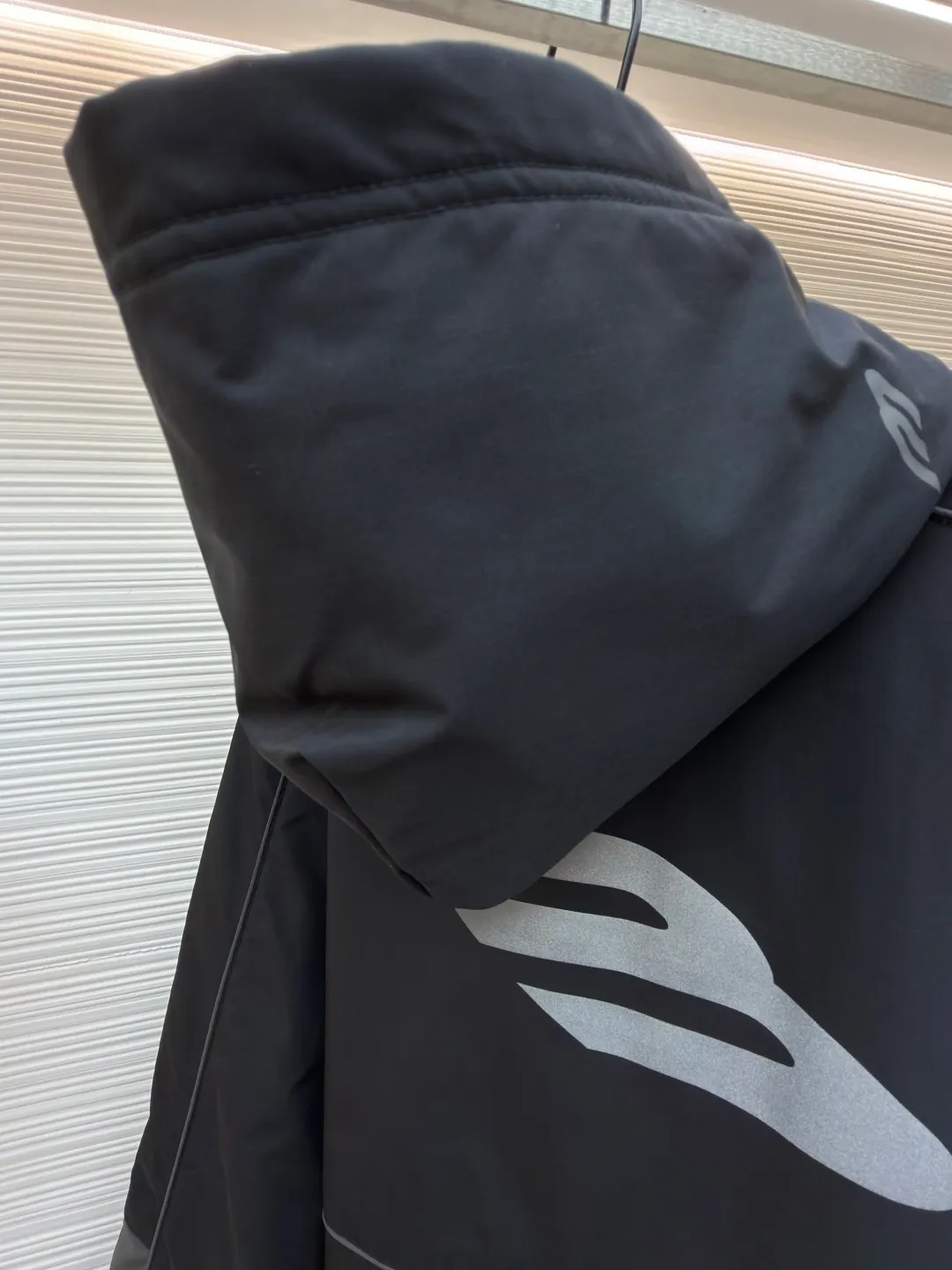Balenciaga SKIWEAR series printed parka ●Original version: 25669 purchase and development ●Item number: 1682549-D35 ●Fabric: nylon fabric ●Technology: Positioning cutting machine production ●Color: black ●Version: loose version ●Weight: about 1310 grams ●Size: S-M-L-XL ●Description: This Balenciaga FW25 The SKIWEAR series of ski jackets are made of professional outdoor windproof and waterproof fabrics. The fabrics are treated with a highly moisture-permeable coating, which is both windproof and snowproof, breathable and sweat-wicking. It is wear-resistant, tear-resistant and not easy to wrinkle. The matte PU trim strips on the body are attached using high-temperature hot-pressing technology, which is firm and will not fall off. The brand logo is printed using high-elastic offset printing technology. The ink layer is thick and elastic, and it is not easy to crack after repeated stretching. The overall hooded design has a built-in shaping strip on the brim to make it more rigid. The custom-made waterproof zipper at the placket is smooth and durable. The elastic edges on the hem and cuffs closely fit the body shape, effectively preventing wind and keeping warm. The shoulders are seamlessly spliced ​​and the lines are straight. The regular fit is suitable for most body shapes. The customized accessories and three labels are complete. The detailed craftsmanship is in line with the dual tones of professional skiing and street fashion. It is suitable for outdoor skiing, daily outings and other scenes. The overall wiring is straight and delicate, the fabric is comfortable and soft, and the color is consistent without color difference. It can be matched with the same style to create a fashionable look and control various occasions. Customized accessories, complete with three standards, same style for men and women!