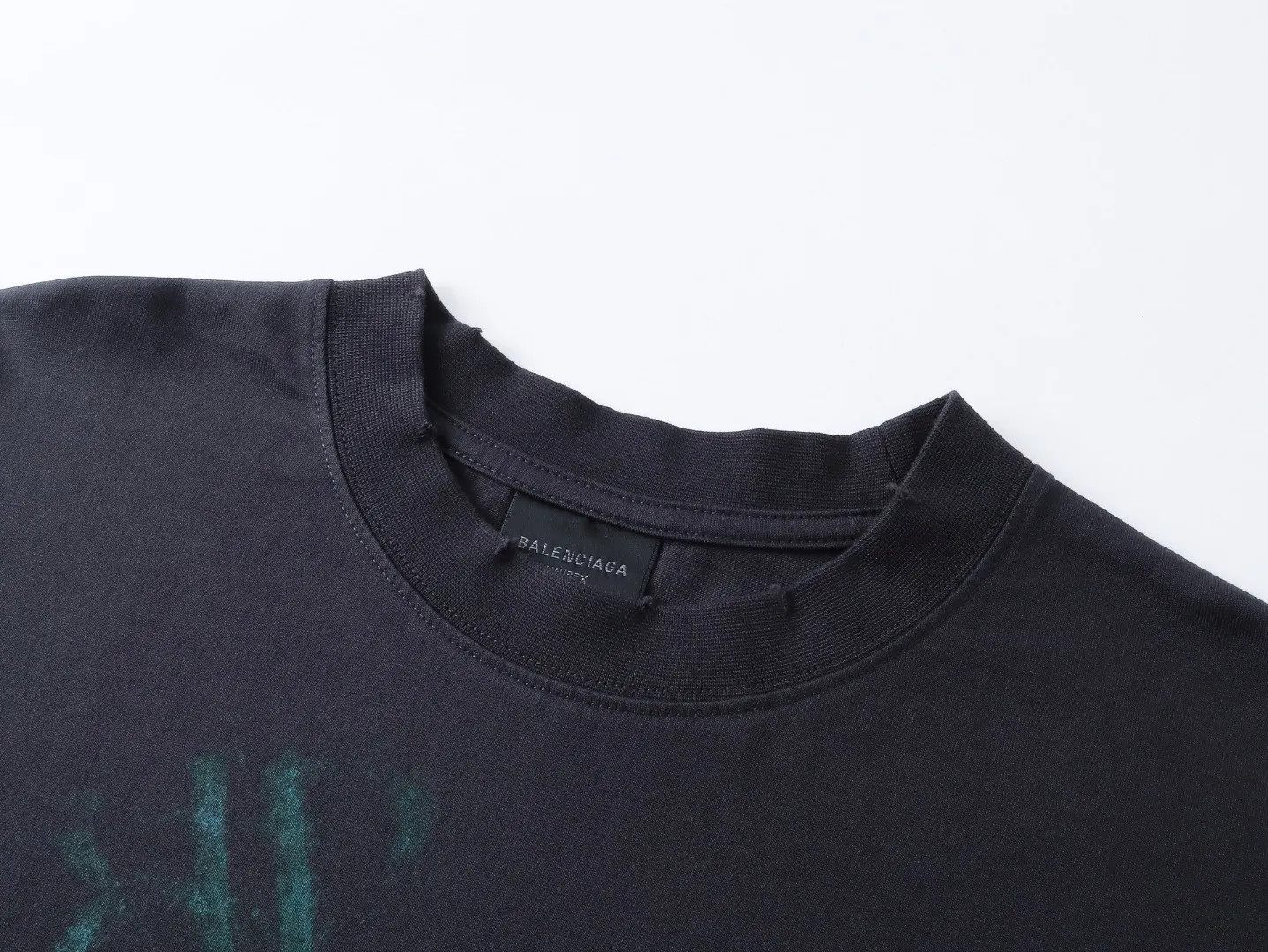 🅿️270 - BALENCI*GA 25 Paris blurred pattern white ink direct-injection long-sleeved T-shirt. The printing uses white ink digital direct-injection. Ready-made garments are washed. Handmade master positioning and worn. The hem is distressed. Overweight craftsmanship. The letters are clear. The effect is three-dimensional. Exclusively pattern-woven and dyed 280g fabric. Threads are dyed in the same cylinder with zero color difference. The version adopts OS loose shoulder version. Welcome to compare. Same style for men and women -Color: gray blue -SIZE: Xs S M L style number 8639#