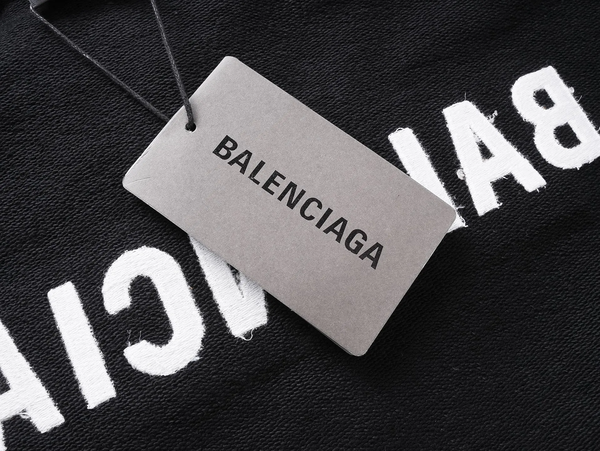🅿️320 real photos [Top version. Official website quality] BALENCI*GA/Paris #2025 autumn and winter new style front and rear letter LOGO embroidered tape taped hooded sweatshirt. Full sense of design, welcome to compare. The fabric is made of Paris ZP custom-woven and dyed cotton sweatshirt. The weight is 460 grams. The cloth surface is clean. The cloth pattern is clear, soft and comfortable. The threads are dyed with no color difference. The classic letter LOGO is embroidered with imported Tajima embroidery machine. The tape is stamped with imported transparent glue. The effect is three-dimensional. Restore the brick cabinet, adopt OS loose shoulder style. Same style for men and women. Code: BL259910 Color: black, sky blue Size: XS S M L