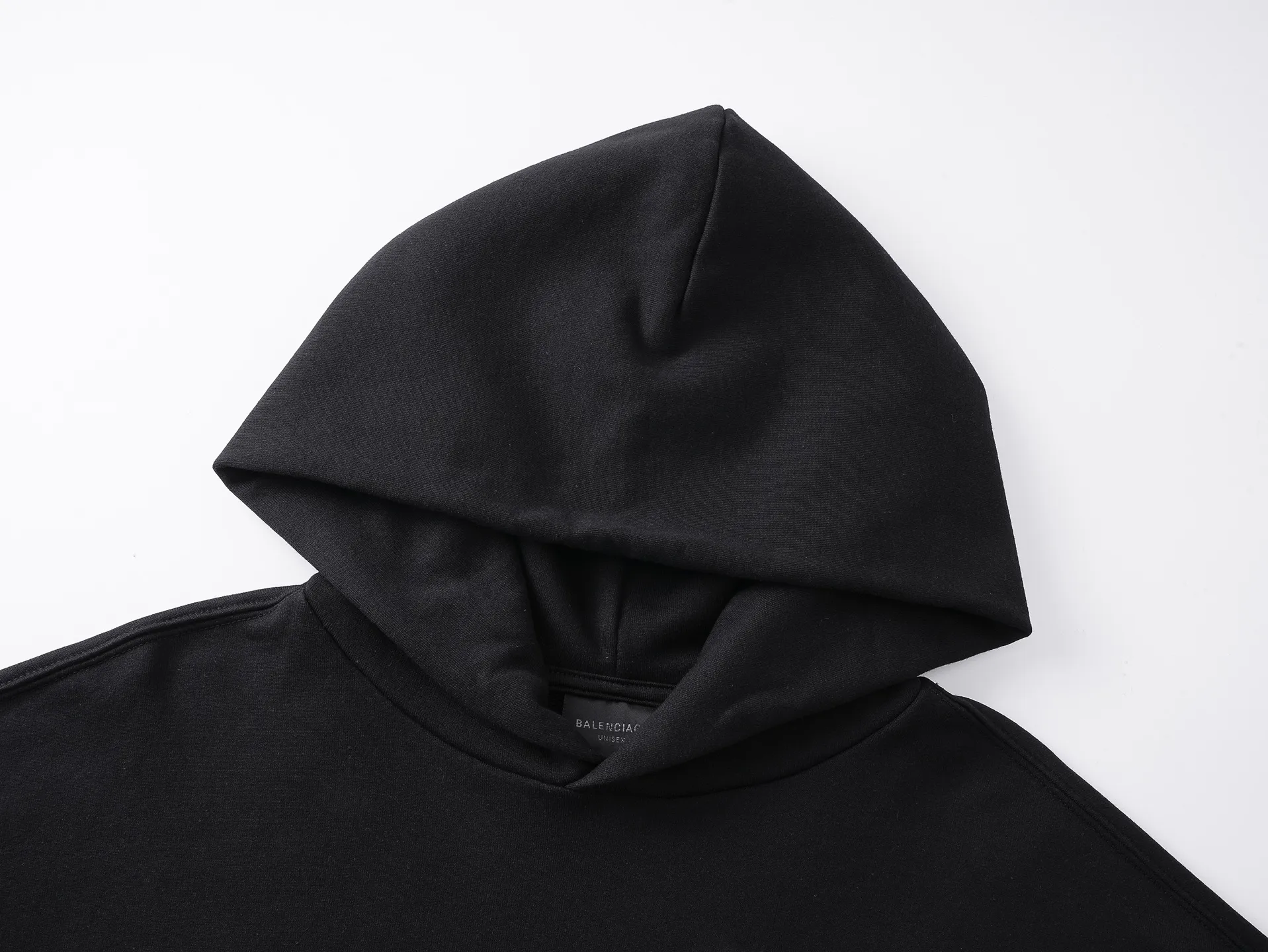 🅿️320 real photos [Top version. Official website quality] BALENCI*GA/Paris #2025 autumn and winter new style front and rear letter LOGO embroidered tape taped hooded sweatshirt. Full sense of design, welcome to compare. The fabric is made of Paris ZP custom-woven and dyed cotton sweatshirt. The weight is 460 grams. The cloth surface is clean. The cloth pattern is clear, soft and comfortable. The threads are dyed with no color difference. The classic letter LOGO is embroidered with imported Tajima embroidery machine. The tape is stamped with imported transparent glue. The effect is three-dimensional. Restore the brick cabinet, adopt OS loose shoulder style. Same style for men and women. Code: BL259910 Color: black, sky blue Size: XS S M L