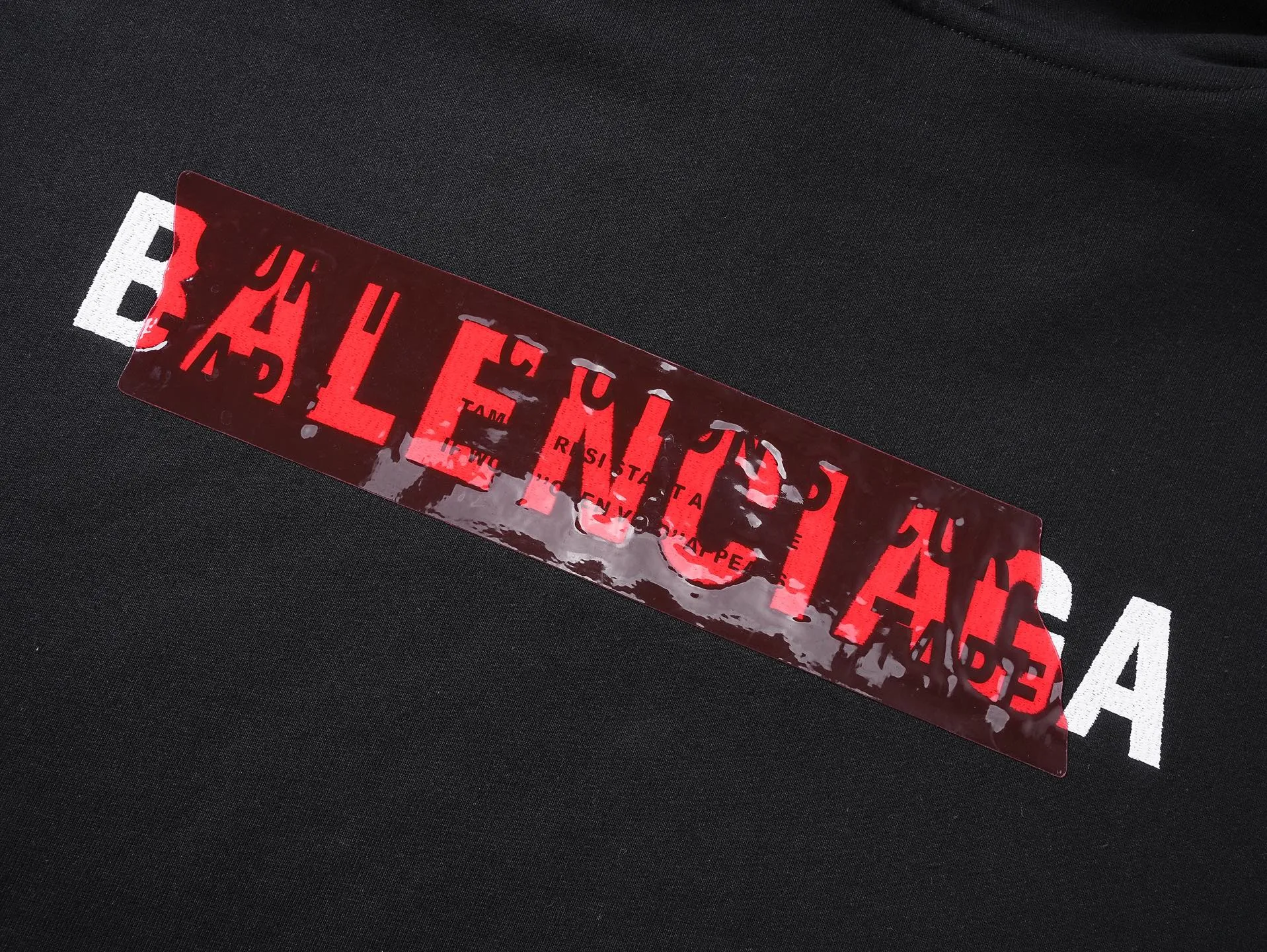 🅿️320 real photos [Top version. Official website quality] BALENCI*GA/Paris #2025 autumn and winter new style front and rear letter LOGO embroidered tape taped hooded sweatshirt. Full sense of design, welcome to compare. The fabric is made of Paris ZP custom-woven and dyed cotton sweatshirt. The weight is 460 grams. The cloth surface is clean. The cloth pattern is clear, soft and comfortable. The threads are dyed with no color difference. The classic letter LOGO is embroidered with imported Tajima embroidery machine. The tape is stamped with imported transparent glue. The effect is three-dimensional. Restore the brick cabinet, adopt OS loose shoulder style. Same style for men and women. Code: BL259910 Color: black, sky blue Size: XS S M L