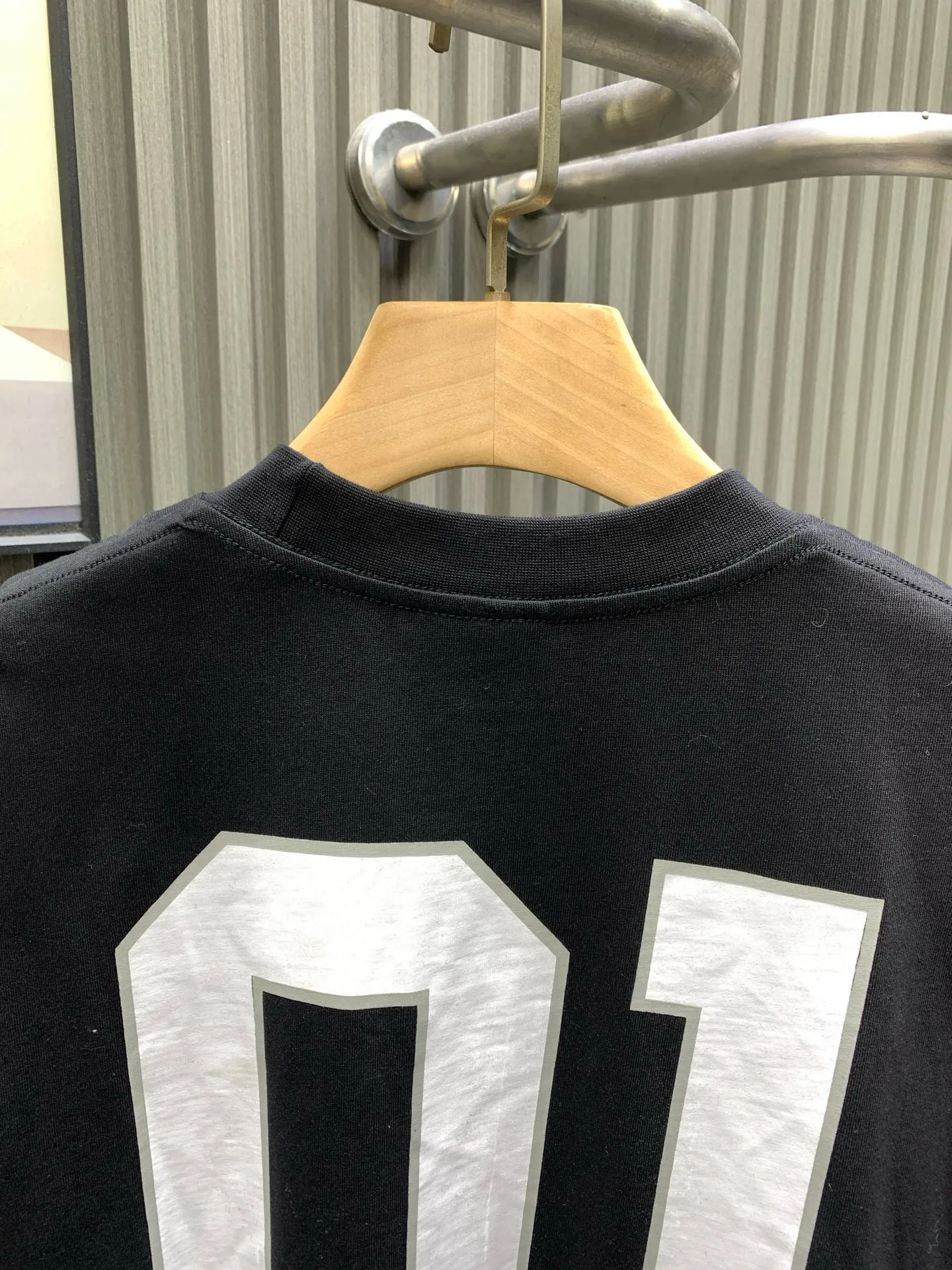 🅿️280 🀄️ BALENCIAGA Paris 25SS basketball 01 embroidered printed short-sleeved BALENCI*GA Paris# The front panel uses burnt flower technology + Tajima machine appliqué technology + the front and rear panels use imported glue printing technology. Original purchase of 7,000. Made of specific heavyweight 16S280g fine cotton plain knitted custom-dyed fabric. The custom-woven cross brace ribs are dyed in the same cylinder to ensure no color difference. The semi-high and narrow edges are trimmed following the original process. The front uses tatami embroidery method to first embroider white letters and then lay the gasket for the second layer of gray embroidery. The "01" letter art print on the front is hand-made screen printing. The original color is specially blended with the same color glue material. The hem is customized with a joint series of woven labeling machines. The back shoulder is double chain stitched. The upright tailoring is straight and the details are restored. The latest version and the latest technology The upper body is highly recognizable and is exclusively produced.
