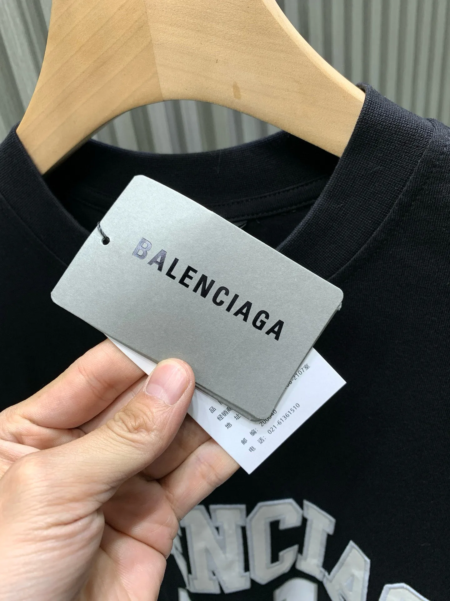 🅿️280 🀄️ BALENCIAGA Paris 25SS basketball 01 embroidered printed short-sleeved BALENCI*GA Paris# The front panel uses burnt flower technology + Tajima machine appliqué technology + the front and rear panels use imported glue printing technology. Original purchase of 7,000. Made of specific heavyweight 16S280g fine cotton plain knitted custom-dyed fabric. The custom-woven cross brace ribs are dyed in the same cylinder to ensure no color difference. The semi-high and narrow edges are trimmed following the original process. The front uses tatami embroidery method to first embroider white letters and then lay the gasket for the second layer of gray embroidery. The "01" letter art print on the front is hand-made screen printing. The original color is specially blended with the same color glue material. The hem is customized with a joint series of woven labeling machines. The back shoulder is double chain stitched. The upright tailoring is straight and the details are restored. The latest version and the latest technology The upper body is highly recognizable and is exclusively produced.