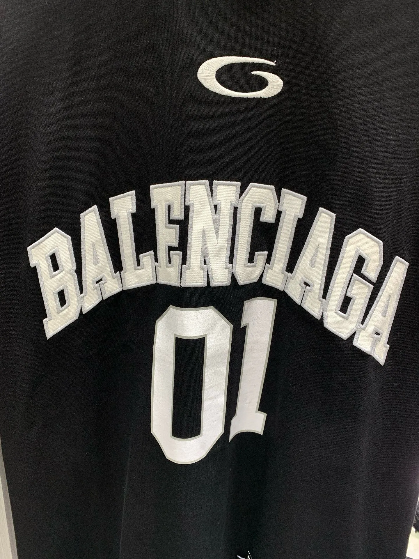 🅿️280 🀄️ BALENCIAGA Paris 25SS basketball 01 embroidered printed short-sleeved BALENCI*GA Paris# The front panel uses burnt flower technology + Tajima machine appliqué technology + the front and rear panels use imported glue printing technology. Original purchase of 7,000. Made of specific heavyweight 16S280g fine cotton plain knitted custom-dyed fabric. The custom-woven cross brace ribs are dyed in the same cylinder to ensure no color difference. The semi-high and narrow edges are trimmed following the original process. The front uses tatami embroidery method to first embroider white letters and then lay the gasket for the second layer of gray embroidery. The "01" letter art print on the front is hand-made screen printing. The original color is specially blended with the same color glue material. The hem is customized with a joint series of woven labeling machines. The back shoulder is double chain stitched. The upright tailoring is straight and the details are restored. The latest version and the latest technology The upper body is highly recognizable and is exclusively produced.