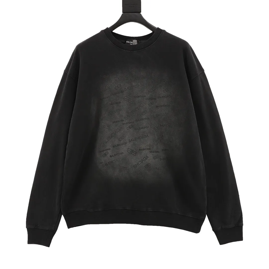 🅿️520 Balenciaga Gradient washed barrage printed round neck sweatshirt. Customized high-weight knitted cotton fabric is carefully made. It feels particularly solid, has a full texture, is soft and delicate, and is comfortable for the upper body. It has excellent moisture absorption and perspiration performance, and is not stuffy! The logo written in cursive on the chest is very conspicuous, and the gradient is washed and destroyed, making it highly recognizable! The loose OS cut is in line with the current trend aesthetic. It is very tolerant and can be easily styled if you wear it casually! size：S-L