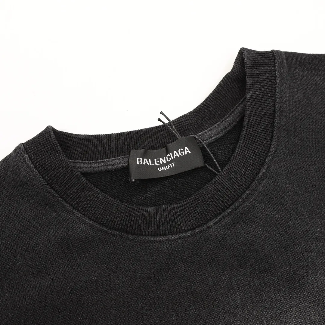 🅿️520 Balenciaga Gradient washed barrage printed round neck sweatshirt. Customized high-weight knitted cotton fabric is carefully made. It feels particularly solid, has a full texture, is soft and delicate, and is comfortable for the upper body. It has excellent moisture absorption and perspiration performance, and is not stuffy! The logo written in cursive on the chest is very conspicuous, and the gradient is washed and destroyed, making it highly recognizable! The loose OS cut is in line with the current trend aesthetic. It is very tolerant and can be easily styled if you wear it casually! size：S-L