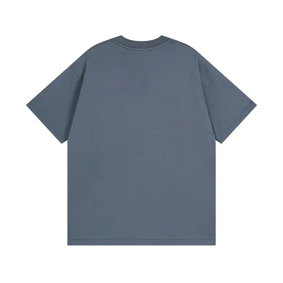 🅿️180 real photos [Top version. Official website quality] BALENCI*GA/Paris. SS24 latest model, front enjoy Paris art print short-sleeved T-shirt. Brick cabinet synchronization. Genuine product developed in the first time, happy to print and compare! The fabric is made of Paris ZP custom-woven and dyed cotton double yarn. Weighing 260 grams, the cloth surface is clean. The cloth pattern is clear, soft and comfortable. The threads are dyed with no color difference. The printing uses environmentally friendly imported materials. The letters are clear and the effect is three-dimensional. The version adopts OS loose shoulder design. Same style for men and women. Code: BL233370 Color: Hulan, red Size: XS S M L