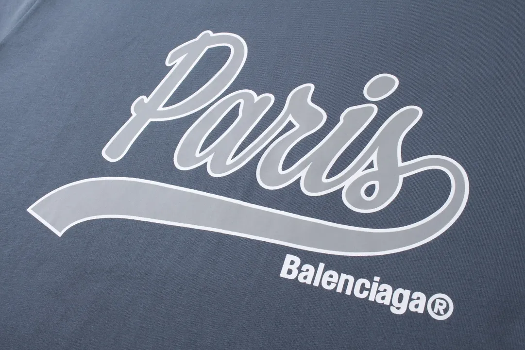 🅿️180 real photos [Top version. Official website quality] BALENCI*GA/Paris. SS24 latest model, front enjoy Paris art print short-sleeved T-shirt. Brick cabinet synchronization. Genuine product developed in the first time, happy to print and compare! The fabric is made of Paris ZP custom-woven and dyed cotton double yarn. Weighing 260 grams, the cloth surface is clean. The cloth pattern is clear, soft and comfortable. The threads are dyed with no color difference. The printing uses environmentally friendly imported materials. The letters are clear and the effect is three-dimensional. The version adopts OS loose shoulder design. Same style for men and women. Code: BL233370 Color: Hulan, red Size: XS S M L