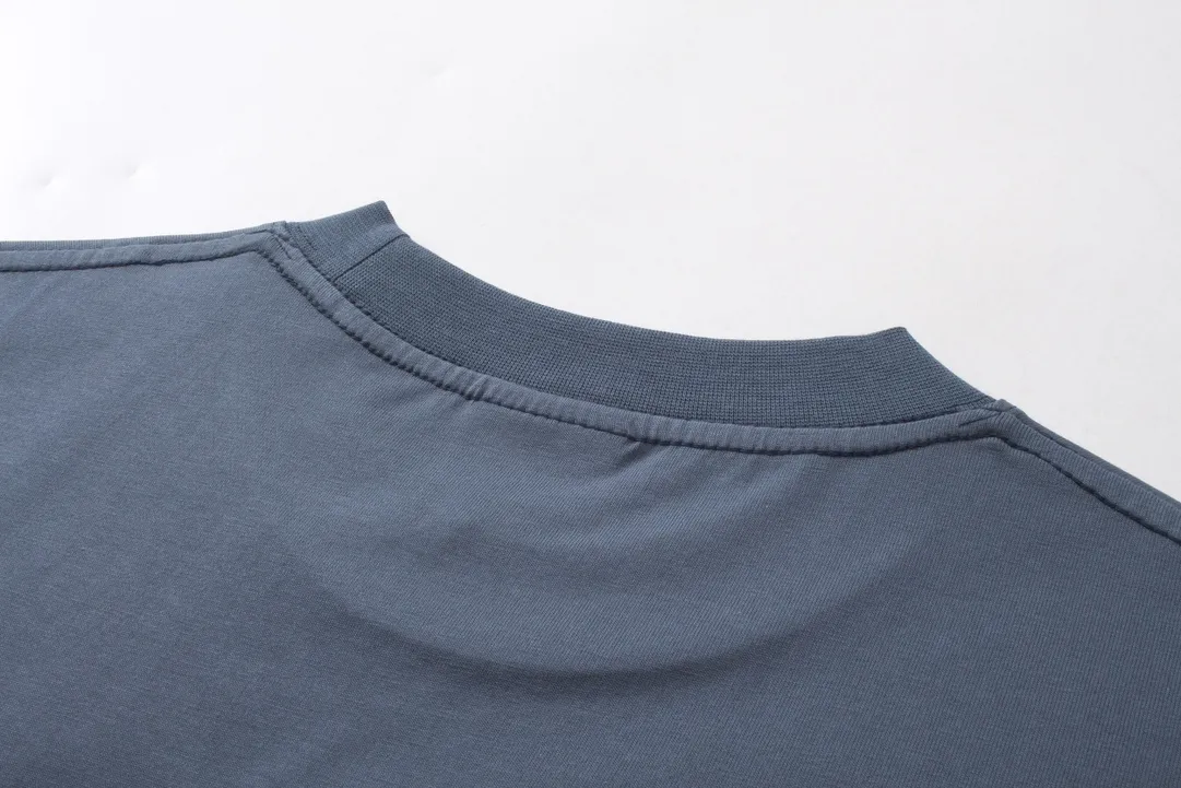 🅿️180 real photos [Top version. Official website quality] BALENCI*GA/Paris. SS24 latest model, front enjoy Paris art print short-sleeved T-shirt. Brick cabinet synchronization. Genuine product developed in the first time, happy to print and compare! The fabric is made of Paris ZP custom-woven and dyed cotton double yarn. Weighing 260 grams, the cloth surface is clean. The cloth pattern is clear, soft and comfortable. The threads are dyed with no color difference. The printing uses environmentally friendly imported materials. The letters are clear and the effect is three-dimensional. The version adopts OS loose shoulder design. Same style for men and women. Code: BL233370 Color: Hulan, red Size: XS S M L