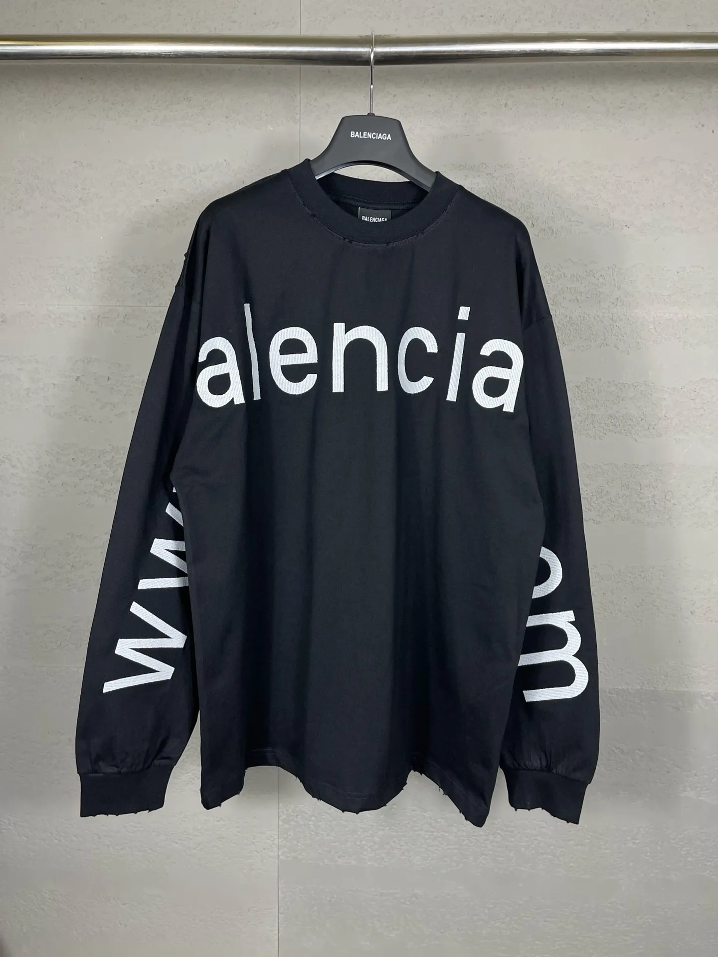 🅿️250 Actual pictures [Top version. Official website quality] BALENCI*GA/Paris BALENCI*GA#2024 latest model, Paris website embroidered letters large LOGO long-sleeved T-shirt. Brick cabinet sync. The first genuine product was developed, with over 200,000 stitches of counter-position embroidery on the chest. Notice! ️Full letter embroidery, welcome to compare! The fabric is made of Paris ZP custom-woven and dyed 100% cotton double-yarn compact cotton. The weight is 260 grams. The cloth surface is clean. The cloth pattern is clear. It is soft and comfortable. It has good color fastness and is not easy to change color. The threads are woven and dyed with no color difference. The embroidery is done using imported Tajima embroidery machines. Super 20W needle thread embroidery, accurate positioning, three-dimensional effect, clear lines. No burrs and miscellaneous threads, ultra-high craftsmanship embroidery. The version adopts OS loose shoulder design. Same style for men and women. Code: BL225001 Color: black, white. Size: XS S M L