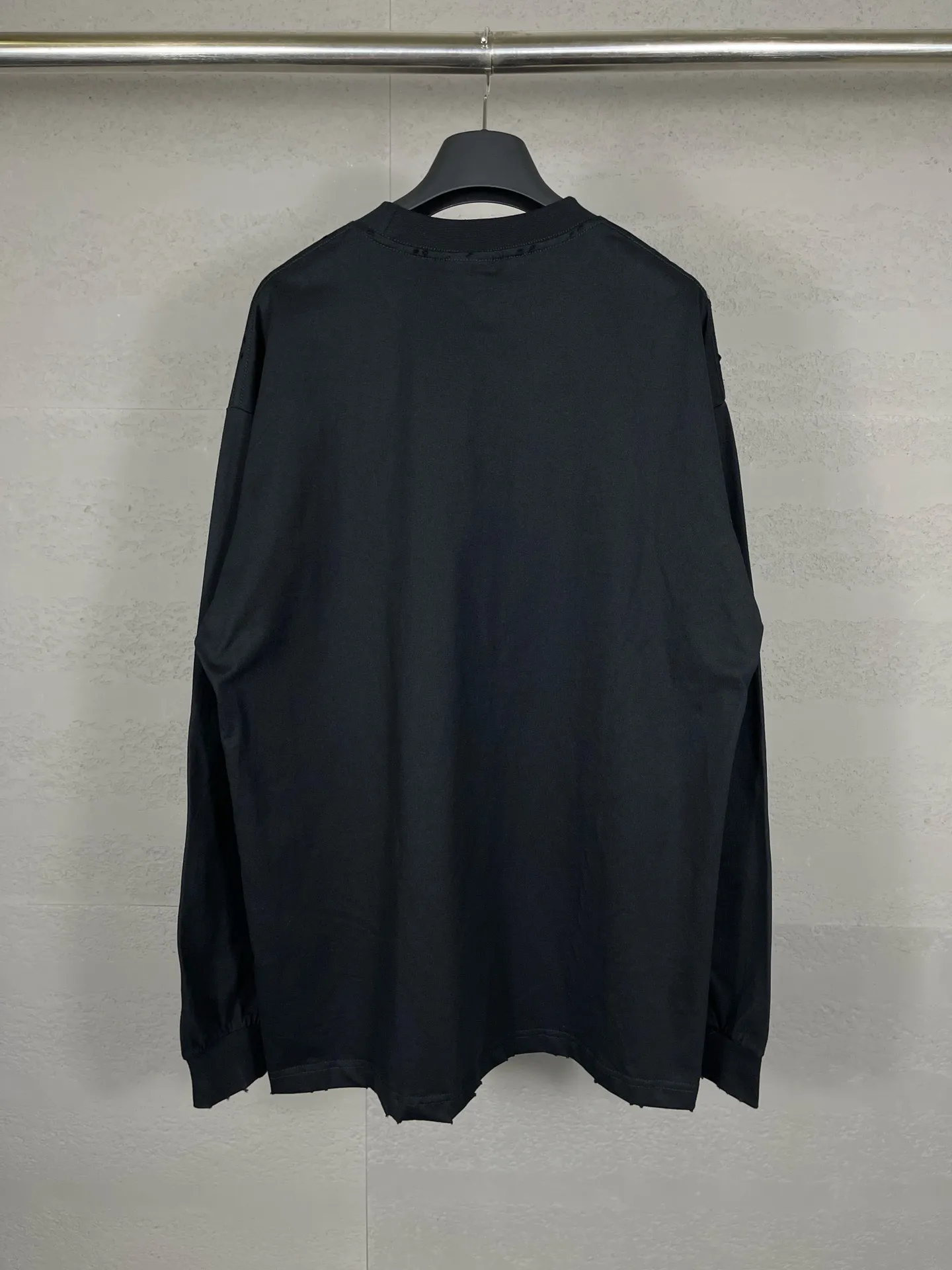 🅿️250 Actual pictures [Top version. Official website quality] BALENCI*GA/Paris BALENCI*GA#2024 latest model, Paris website embroidered letters large LOGO long-sleeved T-shirt. Brick cabinet sync. The first genuine product was developed, with over 200,000 stitches of counter-position embroidery on the chest. Notice! ️Full letter embroidery, welcome to compare! The fabric is made of Paris ZP custom-woven and dyed 100% cotton double-yarn compact cotton. The weight is 260 grams. The cloth surface is clean. The cloth pattern is clear. It is soft and comfortable. It has good color fastness and is not easy to change color. The threads are woven and dyed with no color difference. The embroidery is done using imported Tajima embroidery machines. Super 20W needle thread embroidery, accurate positioning, three-dimensional effect, clear lines. No burrs and miscellaneous threads, ultra-high craftsmanship embroidery. The version adopts OS loose shoulder design. Same style for men and women. Code: BL225001 Color: black, white. Size: XS S M L