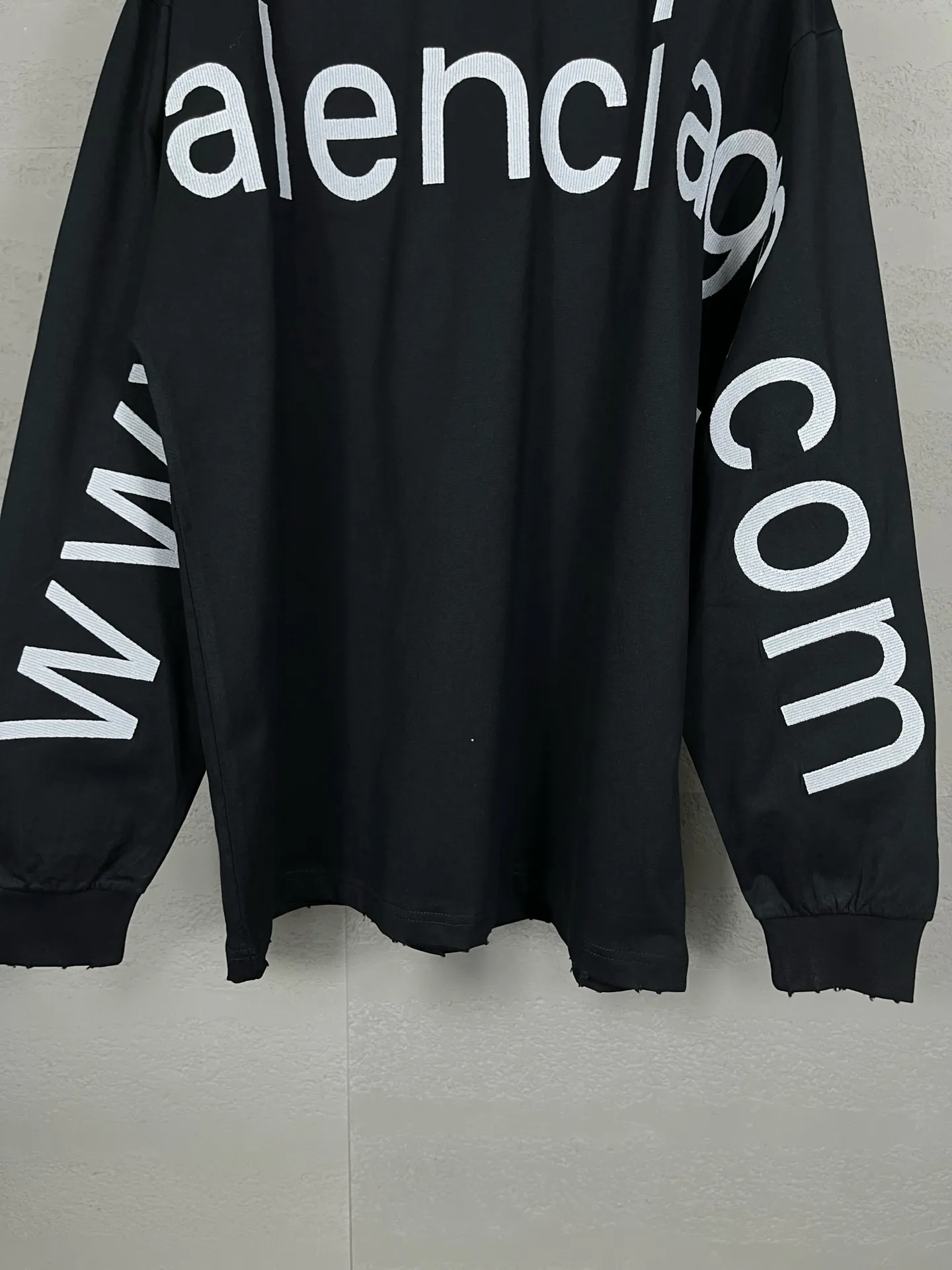 🅿️250 Actual pictures [Top version. Official website quality] BALENCI*GA/Paris BALENCI*GA#2024 latest model, Paris website embroidered letters large LOGO long-sleeved T-shirt. Brick cabinet sync. The first genuine product was developed, with over 200,000 stitches of counter-position embroidery on the chest. Notice! ️Full letter embroidery, welcome to compare! The fabric is made of Paris ZP custom-woven and dyed 100% cotton double-yarn compact cotton. The weight is 260 grams. The cloth surface is clean. The cloth pattern is clear. It is soft and comfortable. It has good color fastness and is not easy to change color. The threads are woven and dyed with no color difference. The embroidery is done using imported Tajima embroidery machines. Super 20W needle thread embroidery, accurate positioning, three-dimensional effect, clear lines. No burrs and miscellaneous threads, ultra-high craftsmanship embroidery. The version adopts OS loose shoulder design. Same style for men and women. Code: BL225001 Color: black, white. Size: XS S M L