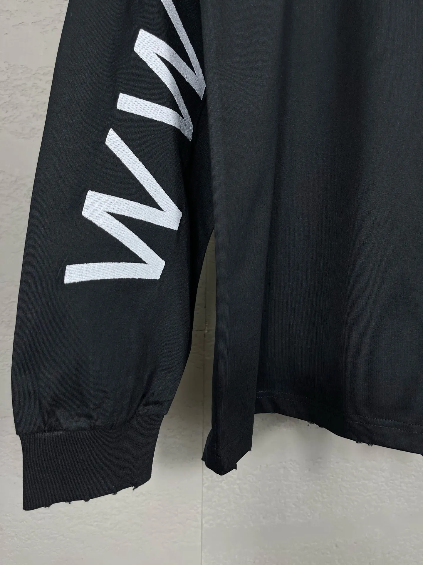 🅿️250 Actual pictures [Top version. Official website quality] BALENCI*GA/Paris BALENCI*GA#2024 latest model, Paris website embroidered letters large LOGO long-sleeved T-shirt. Brick cabinet sync. The first genuine product was developed, with over 200,000 stitches of counter-position embroidery on the chest. Notice! ️Full letter embroidery, welcome to compare! The fabric is made of Paris ZP custom-woven and dyed 100% cotton double-yarn compact cotton. The weight is 260 grams. The cloth surface is clean. The cloth pattern is clear. It is soft and comfortable. It has good color fastness and is not easy to change color. The threads are woven and dyed with no color difference. The embroidery is done using imported Tajima embroidery machines. Super 20W needle thread embroidery, accurate positioning, three-dimensional effect, clear lines. No burrs and miscellaneous threads, ultra-high craftsmanship embroidery. The version adopts OS loose shoulder design. Same style for men and women. Code: BL225001 Color: black, white. Size: XS S M L