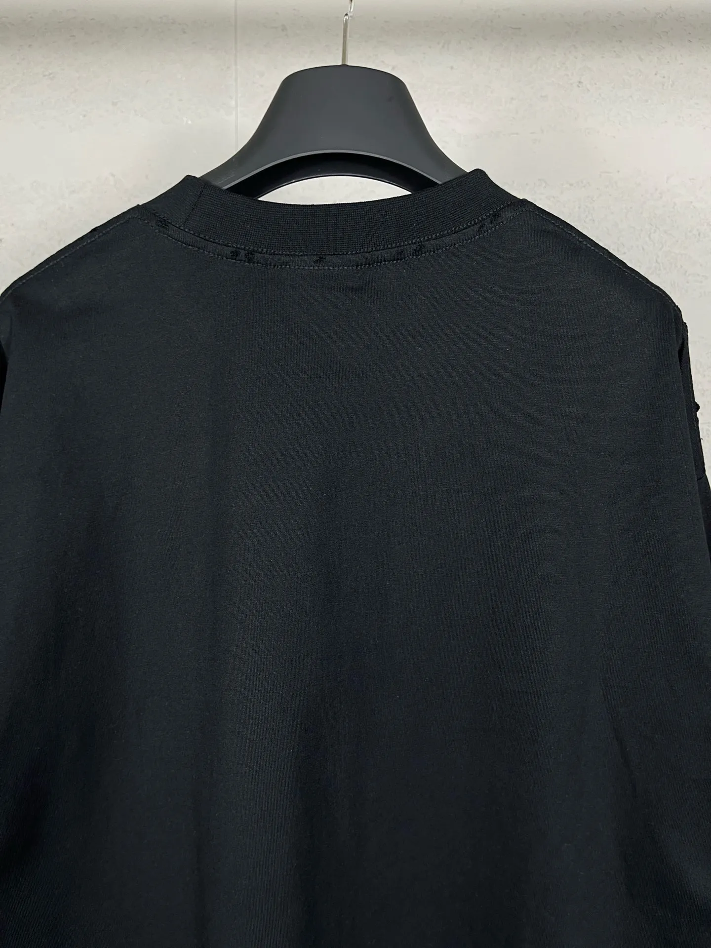 🅿️250 Actual pictures [Top version. Official website quality] BALENCI*GA/Paris BALENCI*GA#2024 latest model, Paris website embroidered letters large LOGO long-sleeved T-shirt. Brick cabinet sync. The first genuine product was developed, with over 200,000 stitches of counter-position embroidery on the chest. Notice! ️Full letter embroidery, welcome to compare! The fabric is made of Paris ZP custom-woven and dyed 100% cotton double-yarn compact cotton. The weight is 260 grams. The cloth surface is clean. The cloth pattern is clear. It is soft and comfortable. It has good color fastness and is not easy to change color. The threads are woven and dyed with no color difference. The embroidery is done using imported Tajima embroidery machines. Super 20W needle thread embroidery, accurate positioning, three-dimensional effect, clear lines. No burrs and miscellaneous threads, ultra-high craftsmanship embroidery. The version adopts OS loose shoulder design. Same style for men and women. Code: BL225001 Color: black, white. Size: XS S M L