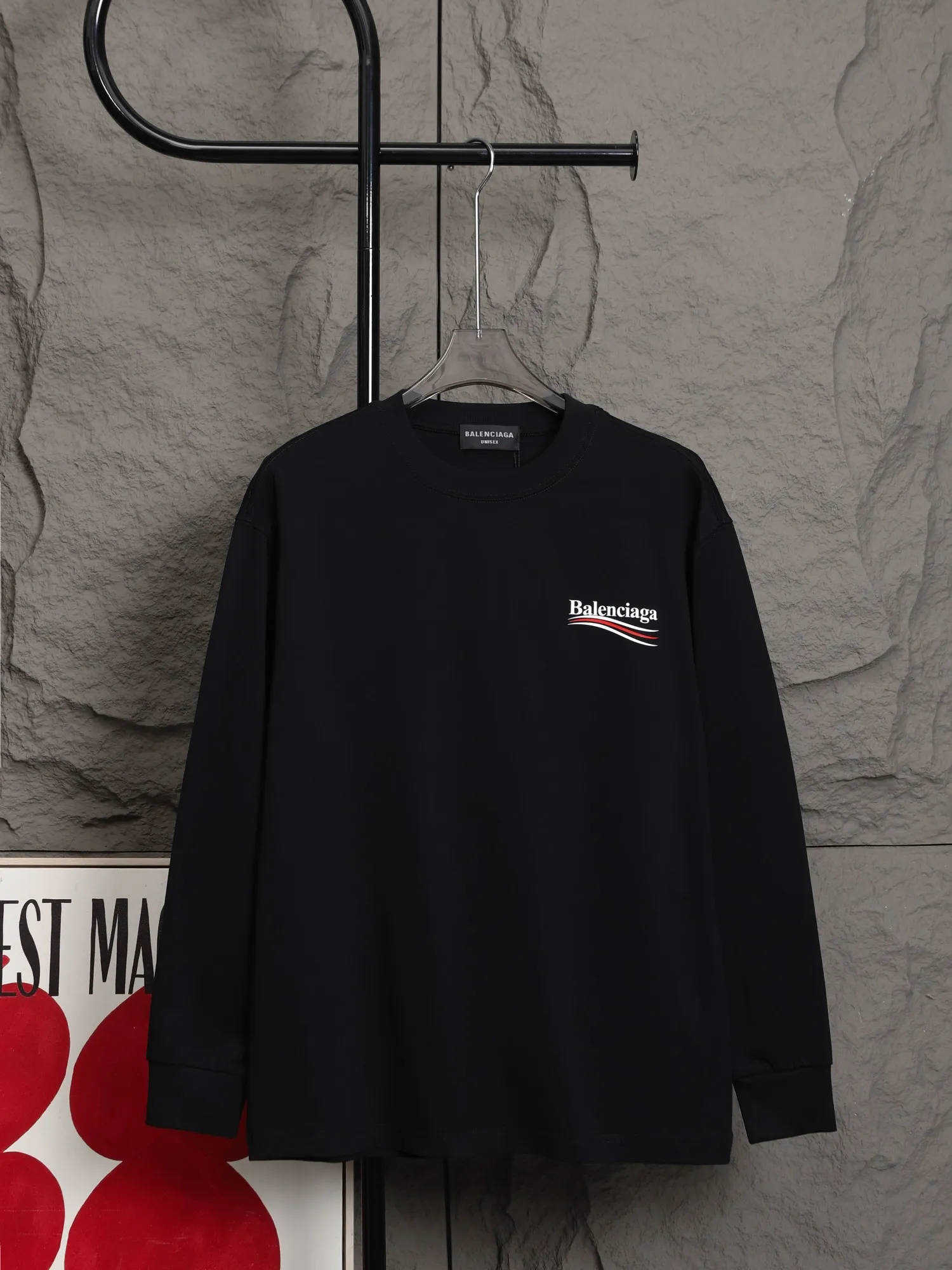 🅿️270 High quality 25605 2025 Balenciaga Cola Wave series long-sleeved base T-shirt. The fabric is selected from Xinjiang pure cotton plain weave. It is made of top-grade velvet cotton with 24 hours of sunshine. It can’t be balled after being worn for a long time. It feels soft and comfortable. The whole garment is flat-lined. Three-dimensional tailoring. The upper body is awesome. It uses high-end PU foam printing and will never fall off. The cuffs are made of high-end rib fabric, which is comfortable and skin-friendly. No expense is spared in using high-molecular polymer materials, which are not afraid of ironing and are resistant to wear and tear.