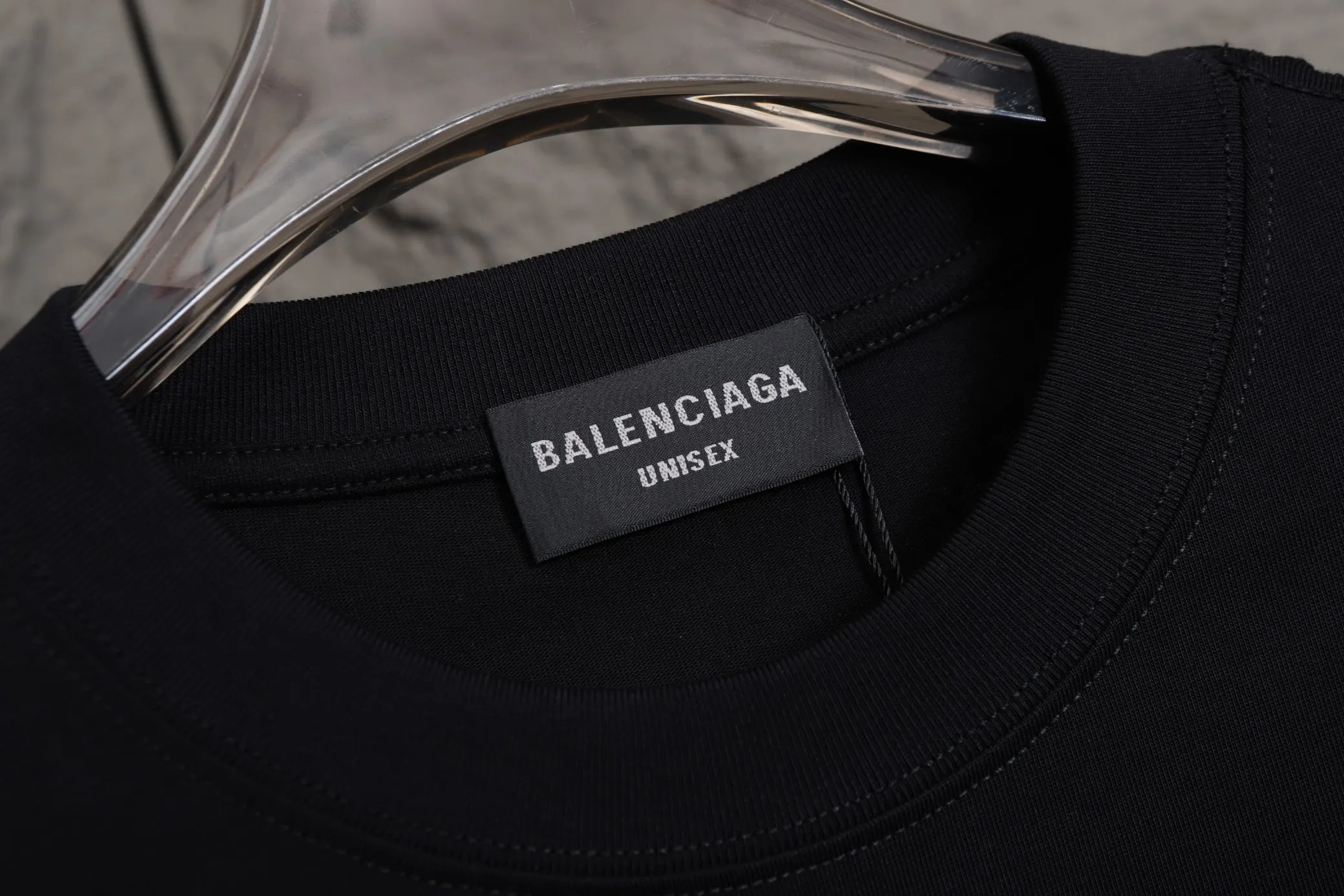 🅿️270 High quality 25605 2025 Balenciaga Cola Wave series long-sleeved base T-shirt. The fabric is selected from Xinjiang pure cotton plain weave. It is made of top-grade velvet cotton with 24 hours of sunshine. It can’t be balled after being worn for a long time. It feels soft and comfortable. The whole garment is flat-lined. Three-dimensional tailoring. The upper body is awesome. It uses high-end PU foam printing and will never fall off. The cuffs are made of high-end rib fabric, which is comfortable and skin-friendly. No expense is spared in using high-molecular polymer materials, which are not afraid of ironing and are resistant to wear and tear.