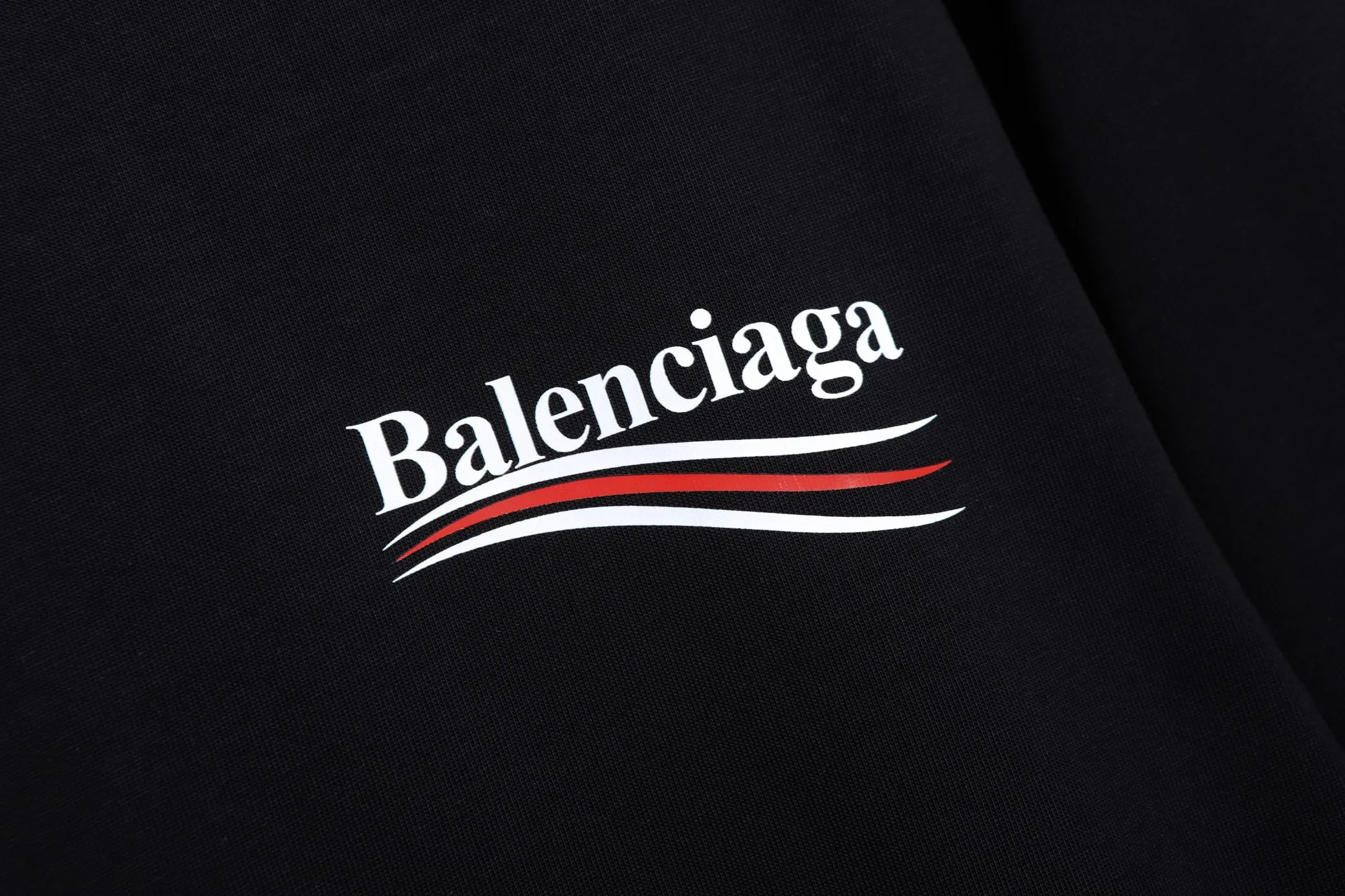 🅿️270 High quality 25605 2025 Balenciaga Cola Wave series long-sleeved base T-shirt. The fabric is selected from Xinjiang pure cotton plain weave. It is made of top-grade velvet cotton with 24 hours of sunshine. It can’t be balled after being worn for a long time. It feels soft and comfortable. The whole garment is flat-lined. Three-dimensional tailoring. The upper body is awesome. It uses high-end PU foam printing and will never fall off. The cuffs are made of high-end rib fabric, which is comfortable and skin-friendly. No expense is spared in using high-molecular polymer materials, which are not afraid of ironing and are resistant to wear and tear.