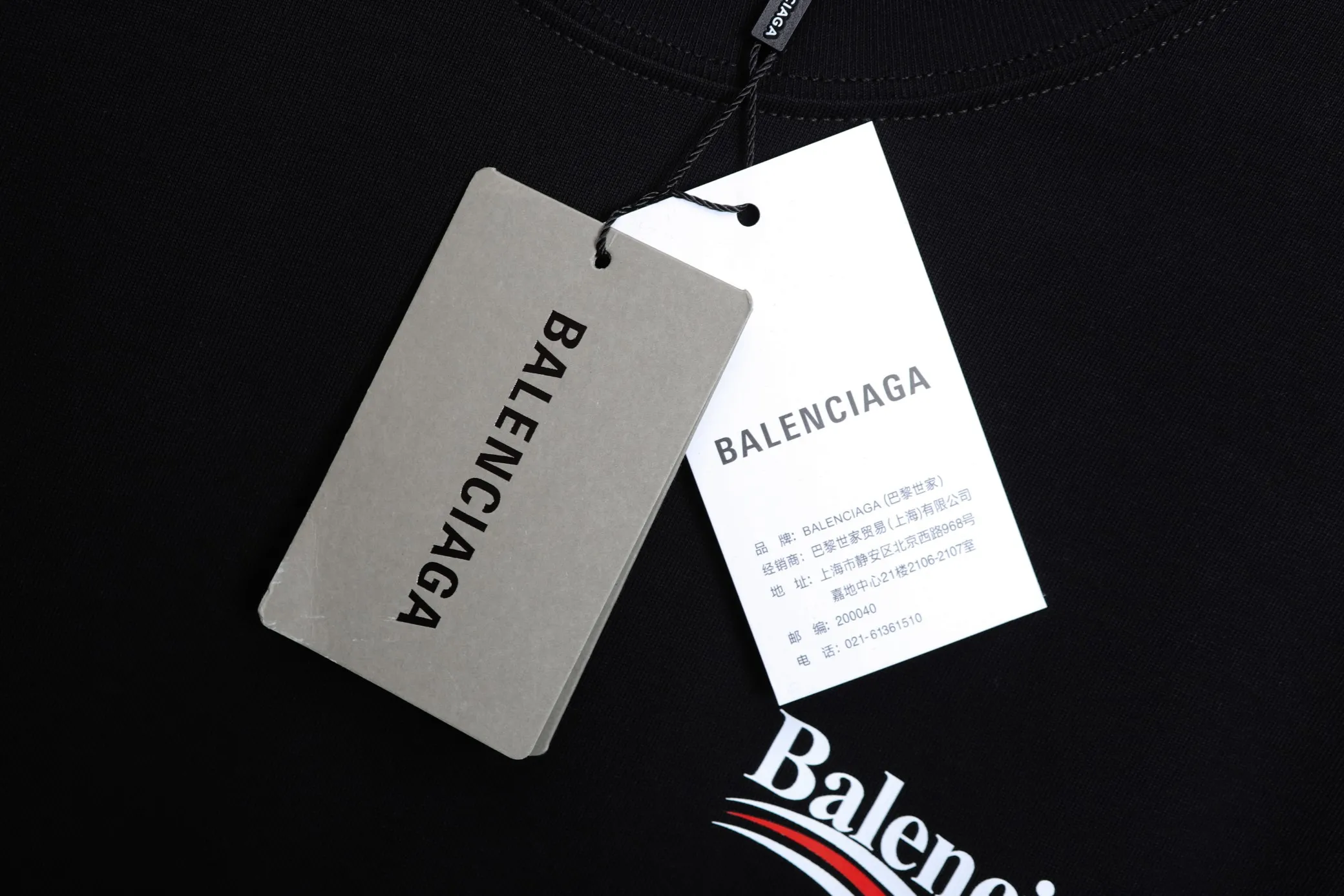 🅿️270 High quality 25605 2025 Balenciaga Cola Wave series long-sleeved base T-shirt. The fabric is selected from Xinjiang pure cotton plain weave. It is made of top-grade velvet cotton with 24 hours of sunshine. It can’t be balled after being worn for a long time. It feels soft and comfortable. The whole garment is flat-lined. Three-dimensional tailoring. The upper body is awesome. It uses high-end PU foam printing and will never fall off. The cuffs are made of high-end rib fabric, which is comfortable and skin-friendly. No expense is spared in using high-molecular polymer materials, which are not afraid of ironing and are resistant to wear and tear.