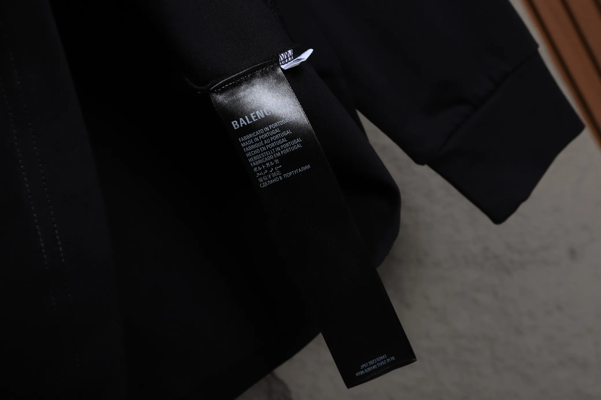 🅿️270 High quality 25605 2025 Balenciaga Cola Wave series long-sleeved base T-shirt. The fabric is selected from Xinjiang pure cotton plain weave. It is made of top-grade velvet cotton with 24 hours of sunshine. It can’t be balled after being worn for a long time. It feels soft and comfortable. The whole garment is flat-lined. Three-dimensional tailoring. The upper body is awesome. It uses high-end PU foam printing and will never fall off. The cuffs are made of high-end rib fabric, which is comfortable and skin-friendly. No expense is spared in using high-molecular polymer materials, which are not afraid of ironing and are resistant to wear and tear.