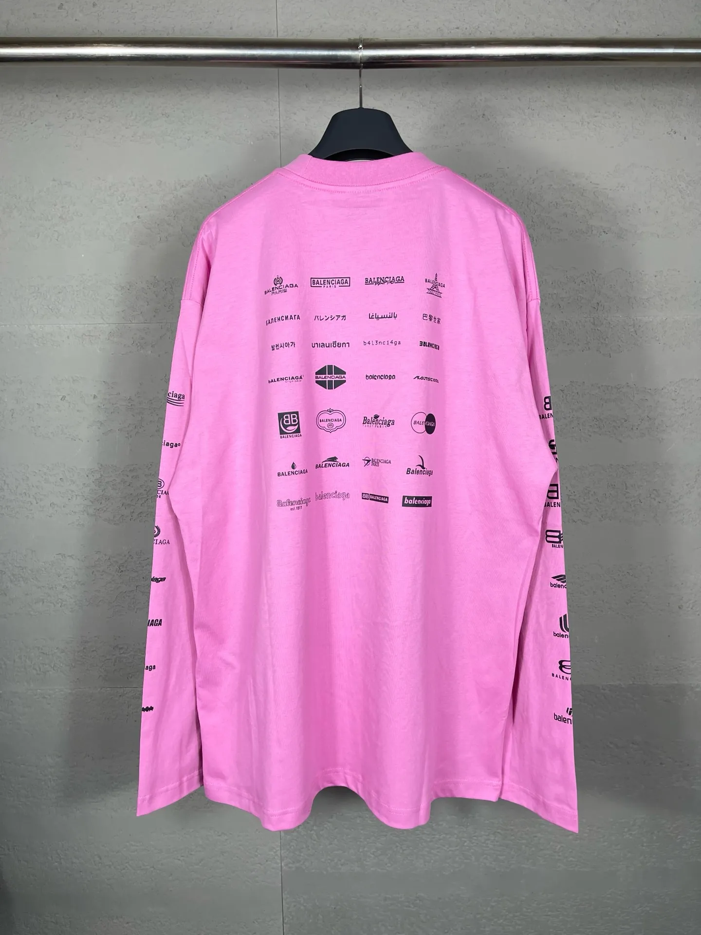 🅿️200 real photos [Top version. Official website quality] BALENCI*GA/Paris BALENCI*GA# 2024 spring and summer new style, printed with classic LOGO collection long-sleeved T-shirt. 2024 spring and summer new product. Brick cabinet synchronization. Welcome to compare. The fabric is made of Paris ZP custom-woven and dyed 100% cotton double yarn compact cotton. The weight is 260 grams, the cloth surface is clean, the cloth texture is clear, soft and comfortable. The color fastness is good. It is not easy to change color. The threads are woven and dyed with no color difference. The printing uses imported environmentally friendly rubber paddles, precision stencils, fine LOGO letters, clear letters, no burrs, and a three-dimensional effect. Restore brick cabinet. The version adopts OS loose shoulder style. Same style for men and women. Code: BL225005 Color: black, beige, pink, smoky gray, white Size: XS S M L