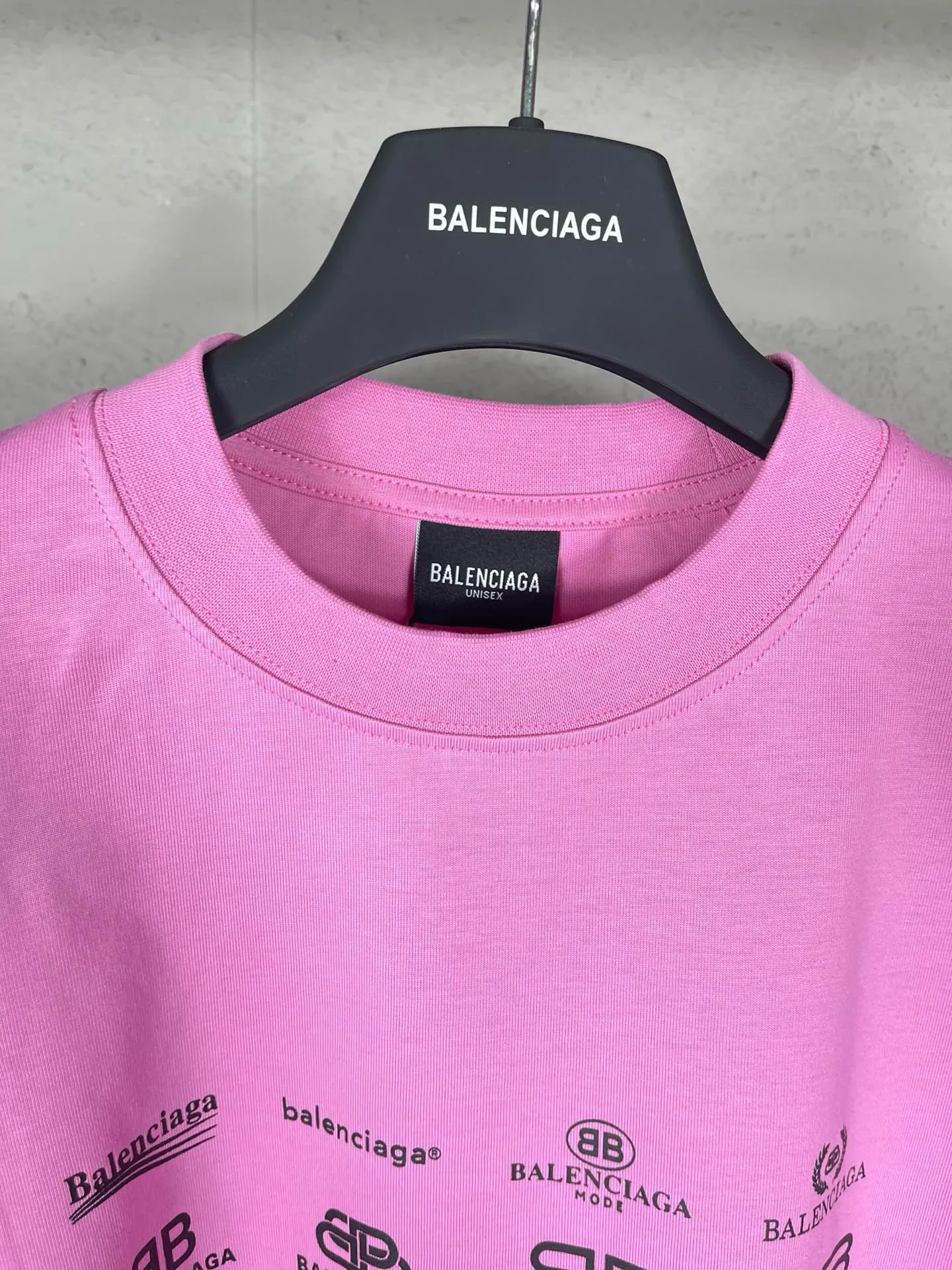 🅿️200 real photos [Top version. Official website quality] BALENCI*GA/Paris BALENCI*GA# 2024 spring and summer new style, printed with classic LOGO collection long-sleeved T-shirt. 2024 spring and summer new product. Brick cabinet synchronization. Welcome to compare. The fabric is made of Paris ZP custom-woven and dyed 100% cotton double yarn compact cotton. The weight is 260 grams, the cloth surface is clean, the cloth texture is clear, soft and comfortable. The color fastness is good. It is not easy to change color. The threads are woven and dyed with no color difference. The printing uses imported environmentally friendly rubber paddles, precision stencils, fine LOGO letters, clear letters, no burrs, and a three-dimensional effect. Restore brick cabinet. The version adopts OS loose shoulder style. Same style for men and women. Code: BL225005 Color: black, beige, pink, smoky gray, white Size: XS S M L