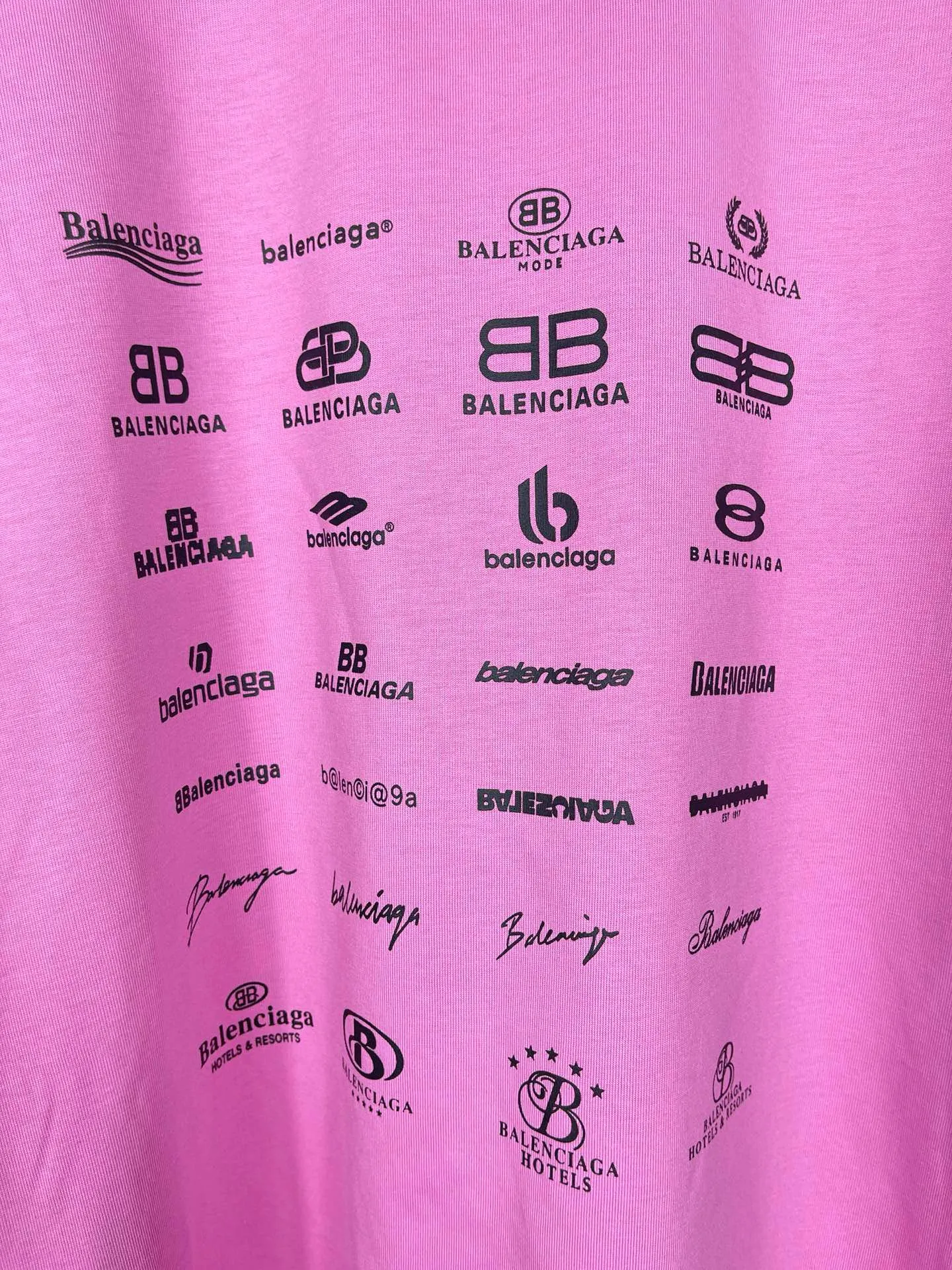 🅿️200 real photos [Top version. Official website quality] BALENCI*GA/Paris BALENCI*GA# 2024 spring and summer new style, printed with classic LOGO collection long-sleeved T-shirt. 2024 spring and summer new product. Brick cabinet synchronization. Welcome to compare. The fabric is made of Paris ZP custom-woven and dyed 100% cotton double yarn compact cotton. The weight is 260 grams, the cloth surface is clean, the cloth texture is clear, soft and comfortable. The color fastness is good. It is not easy to change color. The threads are woven and dyed with no color difference. The printing uses imported environmentally friendly rubber paddles, precision stencils, fine LOGO letters, clear letters, no burrs, and a three-dimensional effect. Restore brick cabinet. The version adopts OS loose shoulder style. Same style for men and women. Code: BL225005 Color: black, beige, pink, smoky gray, white Size: XS S M L