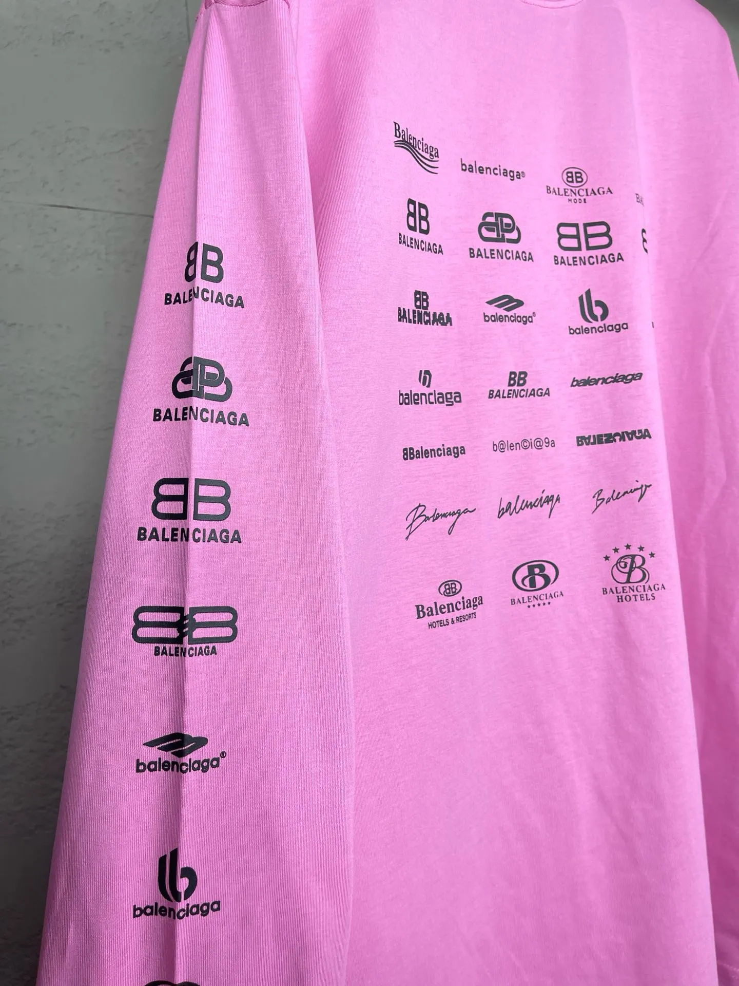 🅿️200 real photos [Top version. Official website quality] BALENCI*GA/Paris BALENCI*GA# 2024 spring and summer new style, printed with classic LOGO collection long-sleeved T-shirt. 2024 spring and summer new product. Brick cabinet synchronization. Welcome to compare. The fabric is made of Paris ZP custom-woven and dyed 100% cotton double yarn compact cotton. The weight is 260 grams, the cloth surface is clean, the cloth texture is clear, soft and comfortable. The color fastness is good. It is not easy to change color. The threads are woven and dyed with no color difference. The printing uses imported environmentally friendly rubber paddles, precision stencils, fine LOGO letters, clear letters, no burrs, and a three-dimensional effect. Restore brick cabinet. The version adopts OS loose shoulder style. Same style for men and women. Code: BL225005 Color: black, beige, pink, smoky gray, white Size: XS S M L