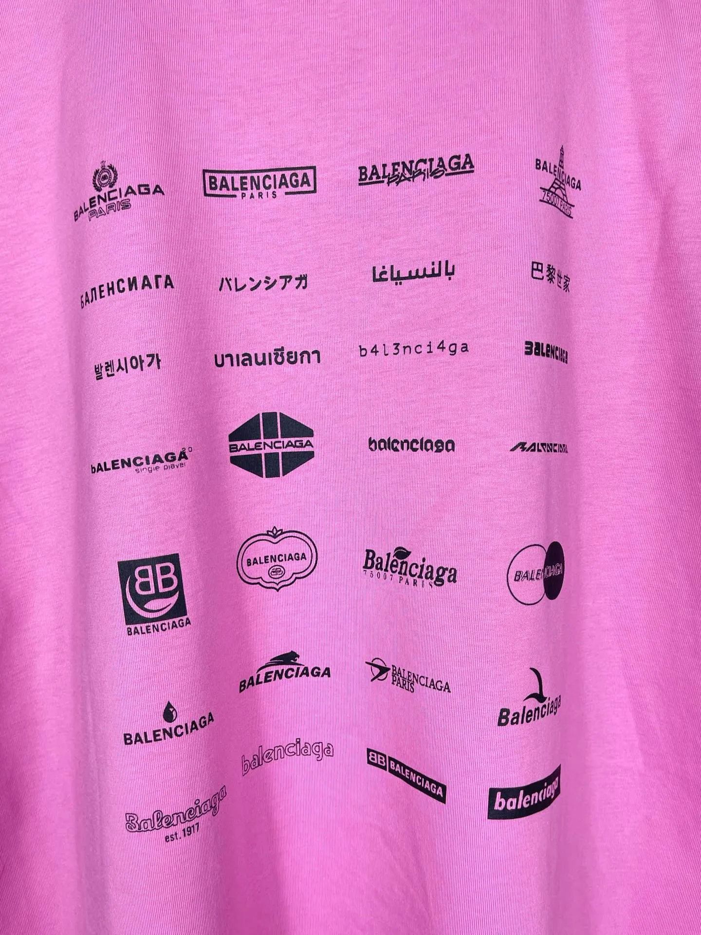 🅿️200 real photos [Top version. Official website quality] BALENCI*GA/Paris BALENCI*GA# 2024 spring and summer new style, printed with classic LOGO collection long-sleeved T-shirt. 2024 spring and summer new product. Brick cabinet synchronization. Welcome to compare. The fabric is made of Paris ZP custom-woven and dyed 100% cotton double yarn compact cotton. The weight is 260 grams, the cloth surface is clean, the cloth texture is clear, soft and comfortable. The color fastness is good. It is not easy to change color. The threads are woven and dyed with no color difference. The printing uses imported environmentally friendly rubber paddles, precision stencils, fine LOGO letters, clear letters, no burrs, and a three-dimensional effect. Restore brick cabinet. The version adopts OS loose shoulder style. Same style for men and women. Code: BL225005 Color: black, beige, pink, smoky gray, white Size: XS S M L