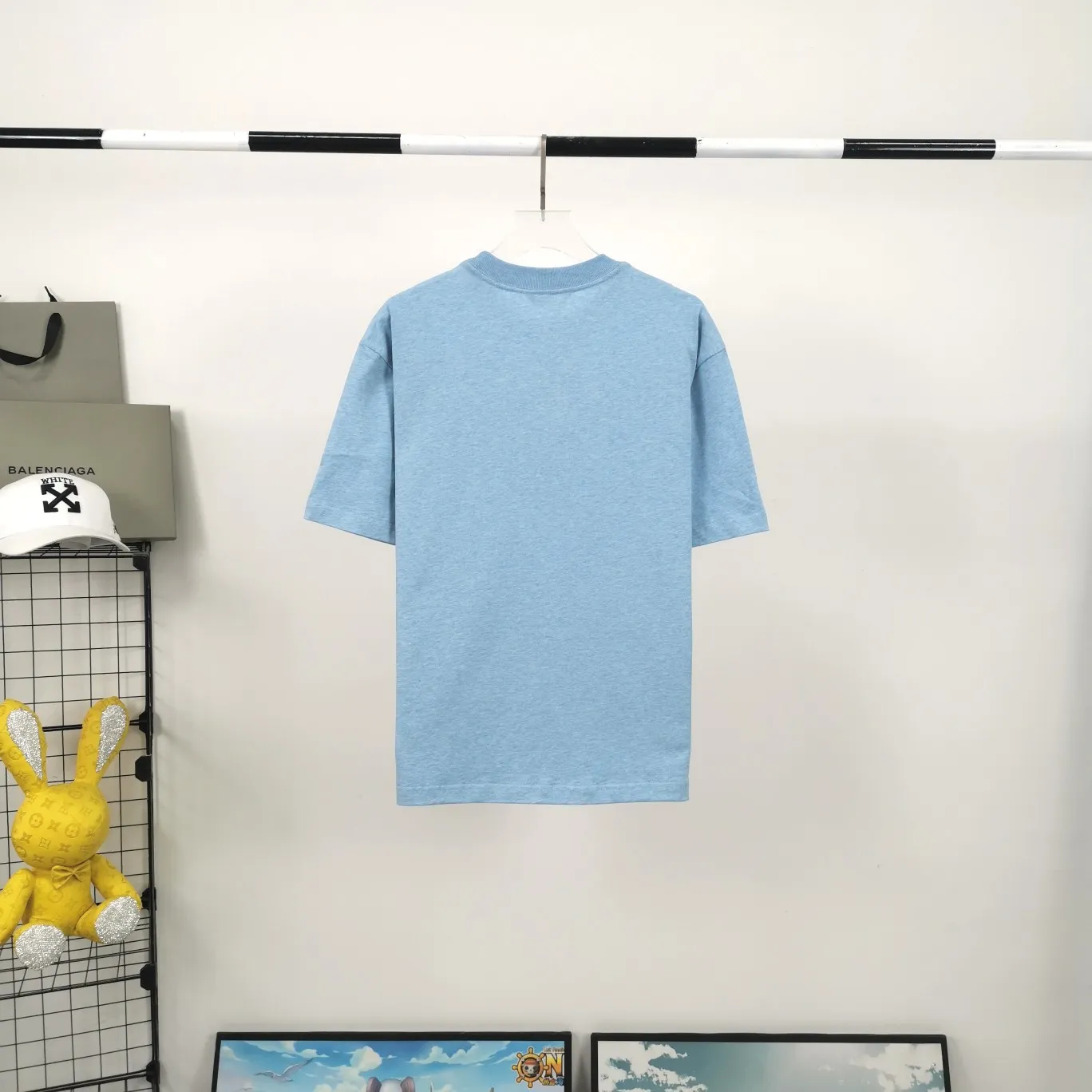 [New] Top tested version Balenciaga 21ss new lock buckle Unisex short-sleeved loose pure cotton BALENCIAGA short-sleeved T-shirt for couples Super classic style with good-looking colors Oversize version 260g Double yarn cotton top fabric [Little Red Book popular style | Highly recommended by ins style bloggers] Original model opening 1:1, all other colors are custom-woven and dyed (although everyone says so, but I guarantee it, and the threads are also dyed in the same vat) and there is no error with ZP.  Positioned cutting, high-quality wiring, original 1x1 thickened thread on the neckline, imported glue printing, black and gray colors are all silver, lock printing, repeated washing, not easy to crack! ! ! A full set of genuine one-to-one accessories, bag code marked. The numbers are all correct and identical.  Color: White Black Floral Gray Haze Blue Washed Black Size: XS-L P:240