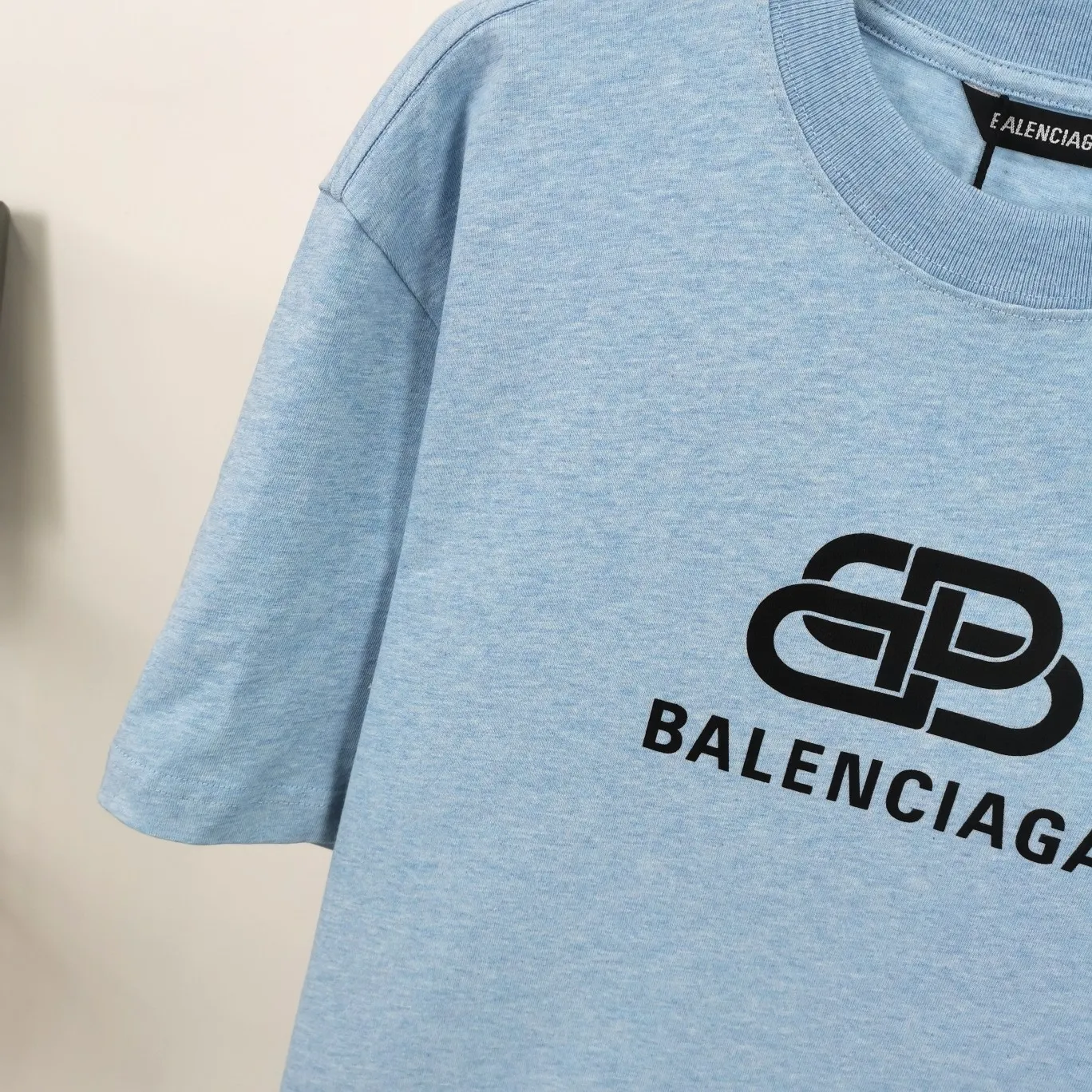 [New] Top tested version Balenciaga 21ss new lock buckle Unisex short-sleeved loose pure cotton BALENCIAGA short-sleeved T-shirt for couples Super classic style with good-looking colors Oversize version 260g Double yarn cotton top fabric [Little Red Book popular style | Highly recommended by ins style bloggers] Original model opening 1:1, all other colors are custom-woven and dyed (although everyone says so, but I guarantee it, and the threads are also dyed in the same vat) and there is no error with ZP.  Positioned cutting, high-quality wiring, original 1x1 thickened thread on the neckline, imported glue printing, black and gray colors are all silver, lock printing, repeated washing, not easy to crack! ! ! A full set of genuine one-to-one accessories, bag code marked. The numbers are all correct and identical.  Color: White Black Floral Gray Haze Blue Washed Black Size: XS-L P:240