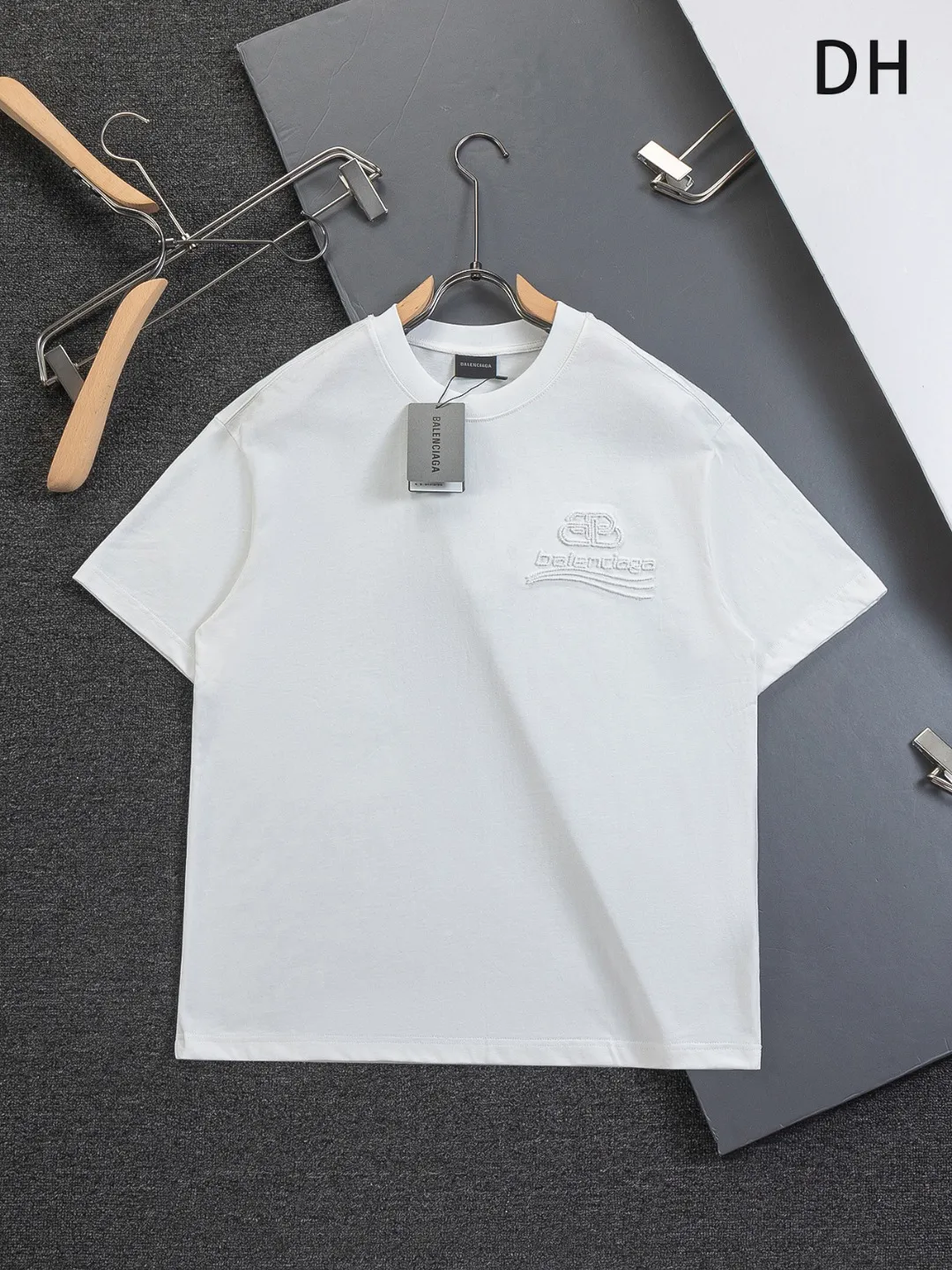 🅿️190 BALENCIAGA Balenciaga Double BB Slightly wide version S-XL 26ss New Year morning product catwalk hot sale🔥 style Hollow double B waves on the front and back 🌊Coke letters🪡 Embroidered logo short-sleeved T-shirt is full of retro flavor Every new product in Paris is bound to set off a fashion wave This one is no exception...🙈🙈The upper body of both men and women is super handsome! The os version is not picky at all, and the high-quality products are rare and sold in limited quantities. Balenciaga's new Be different round neck short-sleeved, basic style casual T-shirt, the overall design is simple and fashionable, very elegant and clean. Made of 100% pure cotton fabric, the upper body is soft and comfortable. The details are just right, not exaggerated, and have a sense of design. This T-shirt is a couple's style that can be worn by both men and women. It is fashionable, versatile and easy to wear! Color: Black White Size: S-XL Size chart: S: Shoulder width 50 - Bust 56 - Clothing length 70 M: Shoulder width 52 - Bust 57 - Clothing length 72 L: Shoulder width 54 - Bust 59 - Clothing length 74 XL: Shoulder width 56 - Bust 62 - Clothing length 76