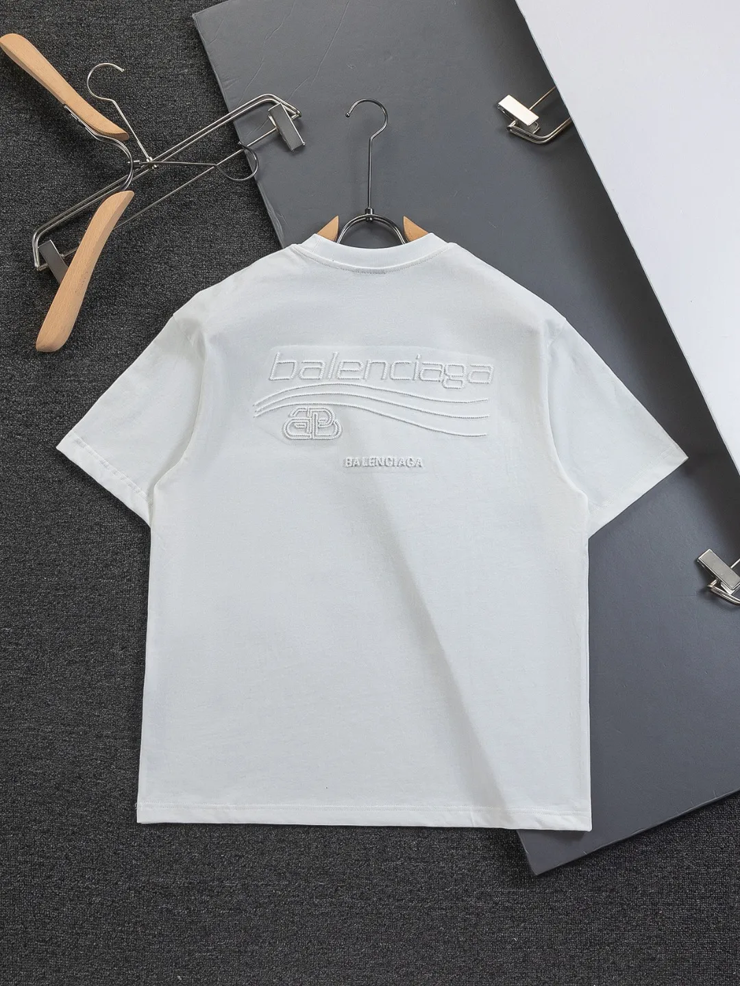 🅿️190 BALENCIAGA Balenciaga Double BB Slightly wide version S-XL 26ss New Year morning product catwalk hot sale🔥 style Hollow double B waves on the front and back 🌊Coke letters🪡 Embroidered logo short-sleeved T-shirt is full of retro flavor Every new product in Paris is bound to set off a fashion wave This one is no exception...🙈🙈The upper body of both men and women is super handsome! The os version is not picky at all, and the high-quality products are rare and sold in limited quantities. Balenciaga's new Be different round neck short-sleeved, basic style casual T-shirt, the overall design is simple and fashionable, very elegant and clean. Made of 100% pure cotton fabric, the upper body is soft and comfortable. The details are just right, not exaggerated, and have a sense of design. This T-shirt is a couple's style that can be worn by both men and women. It is fashionable, versatile and easy to wear! Color: Black White Size: S-XL Size chart: S: Shoulder width 50 - Bust 56 - Clothing length 70 M: Shoulder width 52 - Bust 57 - Clothing length 72 L: Shoulder width 54 - Bust 59 - Clothing length 74 XL: Shoulder width 56 - Bust 62 - Clothing length 76