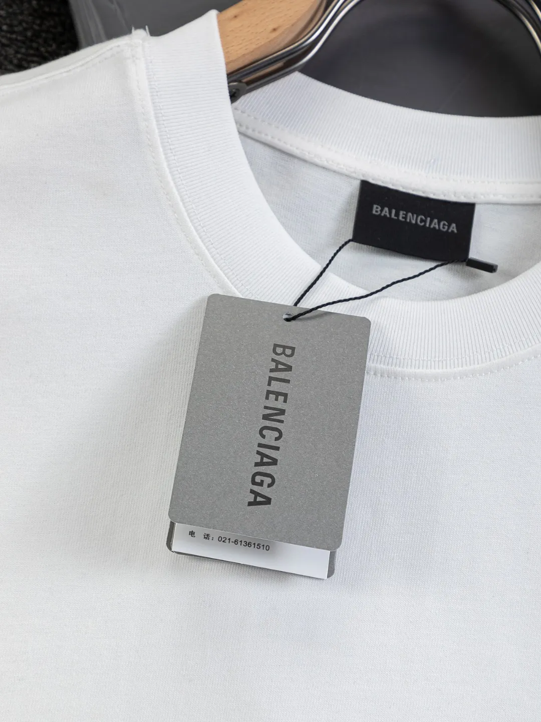 🅿️190 BALENCIAGA Balenciaga Double BB Slightly wide version S-XL 26ss New Year morning product catwalk hot sale🔥 style Hollow double B waves on the front and back 🌊Coke letters🪡 Embroidered logo short-sleeved T-shirt is full of retro flavor Every new product in Paris is bound to set off a fashion wave This one is no exception...🙈🙈The upper body of both men and women is super handsome! The os version is not picky at all, and the high-quality products are rare and sold in limited quantities. Balenciaga's new Be different round neck short-sleeved, basic style casual T-shirt, the overall design is simple and fashionable, very elegant and clean. Made of 100% pure cotton fabric, the upper body is soft and comfortable. The details are just right, not exaggerated, and have a sense of design. This T-shirt is a couple's style that can be worn by both men and women. It is fashionable, versatile and easy to wear! Color: Black White Size: S-XL Size chart: S: Shoulder width 50 - Bust 56 - Clothing length 70 M: Shoulder width 52 - Bust 57 - Clothing length 72 L: Shoulder width 54 - Bust 59 - Clothing length 74 XL: Shoulder width 56 - Bust 62 - Clothing length 76