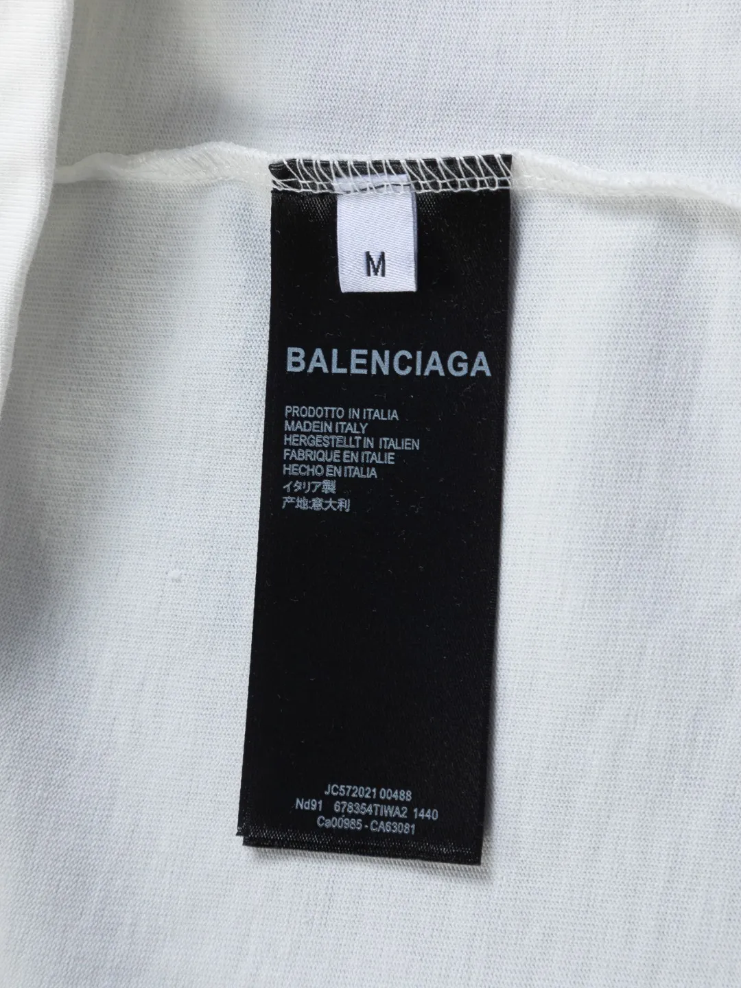 🅿️190 BALENCIAGA Balenciaga Double BB Slightly wide version S-XL 26ss New Year morning product catwalk hot sale🔥 style Hollow double B waves on the front and back 🌊Coke letters🪡 Embroidered logo short-sleeved T-shirt is full of retro flavor Every new product in Paris is bound to set off a fashion wave This one is no exception...🙈🙈The upper body of both men and women is super handsome! The os version is not picky at all, and the high-quality products are rare and sold in limited quantities. Balenciaga's new Be different round neck short-sleeved, basic style casual T-shirt, the overall design is simple and fashionable, very elegant and clean. Made of 100% pure cotton fabric, the upper body is soft and comfortable. The details are just right, not exaggerated, and have a sense of design. This T-shirt is a couple's style that can be worn by both men and women. It is fashionable, versatile and easy to wear! Color: Black White Size: S-XL Size chart: S: Shoulder width 50 - Bust 56 - Clothing length 70 M: Shoulder width 52 - Bust 57 - Clothing length 72 L: Shoulder width 54 - Bust 59 - Clothing length 74 XL: Shoulder width 56 - Bust 62 - Clothing length 76