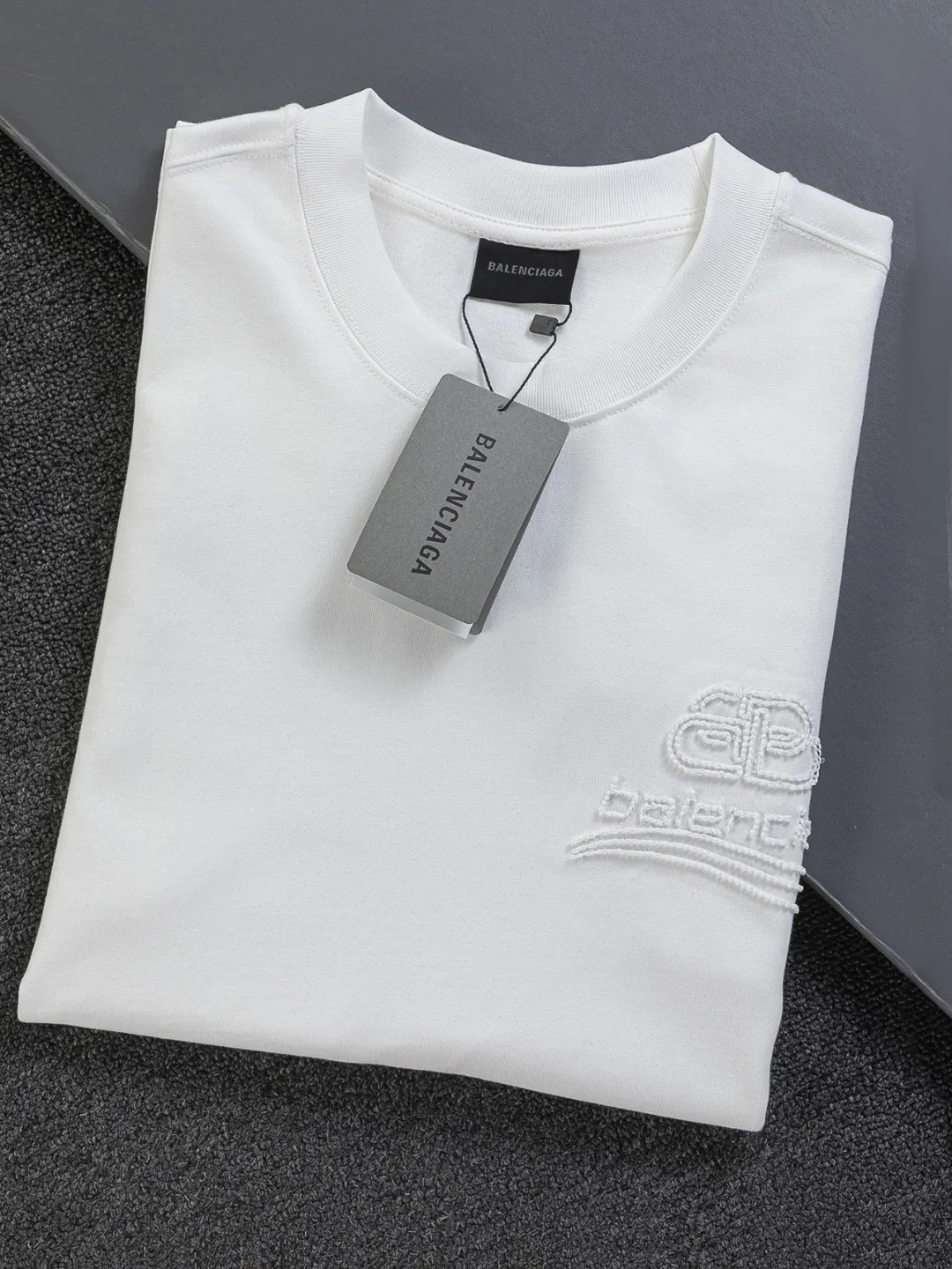 🅿️190 BALENCIAGA Balenciaga Double BB Slightly wide version S-XL 26ss New Year morning product catwalk hot sale🔥 style Hollow double B waves on the front and back 🌊Coke letters🪡 Embroidered logo short-sleeved T-shirt is full of retro flavor Every new product in Paris is bound to set off a fashion wave This one is no exception...🙈🙈The upper body of both men and women is super handsome! The os version is not picky at all, and the high-quality products are rare and sold in limited quantities. Balenciaga's new Be different round neck short-sleeved, basic style casual T-shirt, the overall design is simple and fashionable, very elegant and clean. Made of 100% pure cotton fabric, the upper body is soft and comfortable. The details are just right, not exaggerated, and have a sense of design. This T-shirt is a couple's style that can be worn by both men and women. It is fashionable, versatile and easy to wear! Color: Black White Size: S-XL Size chart: S: Shoulder width 50 - Bust 56 - Clothing length 70 M: Shoulder width 52 - Bust 57 - Clothing length 72 L: Shoulder width 54 - Bust 59 - Clothing length 74 XL: Shoulder width 56 - Bust 62 - Clothing length 76