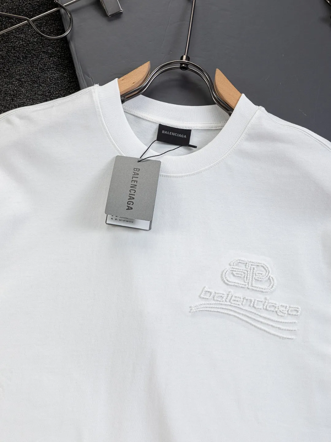 🅿️190 BALENCIAGA Balenciaga Double BB Slightly wide version S-XL 26ss New Year morning product catwalk hot sale🔥 style Hollow double B waves on the front and back 🌊Coke letters🪡 Embroidered logo short-sleeved T-shirt is full of retro flavor Every new product in Paris is bound to set off a fashion wave This one is no exception...🙈🙈The upper body of both men and women is super handsome! The os version is not picky at all, and the high-quality products are rare and sold in limited quantities. Balenciaga's new Be different round neck short-sleeved, basic style casual T-shirt, the overall design is simple and fashionable, very elegant and clean. Made of 100% pure cotton fabric, the upper body is soft and comfortable. The details are just right, not exaggerated, and have a sense of design. This T-shirt is a couple's style that can be worn by both men and women. It is fashionable, versatile and easy to wear! Color: Black White Size: S-XL Size chart: S: Shoulder width 50 - Bust 56 - Clothing length 70 M: Shoulder width 52 - Bust 57 - Clothing length 72 L: Shoulder width 54 - Bust 59 - Clothing length 74 XL: Shoulder width 56 - Bust 62 - Clothing length 76