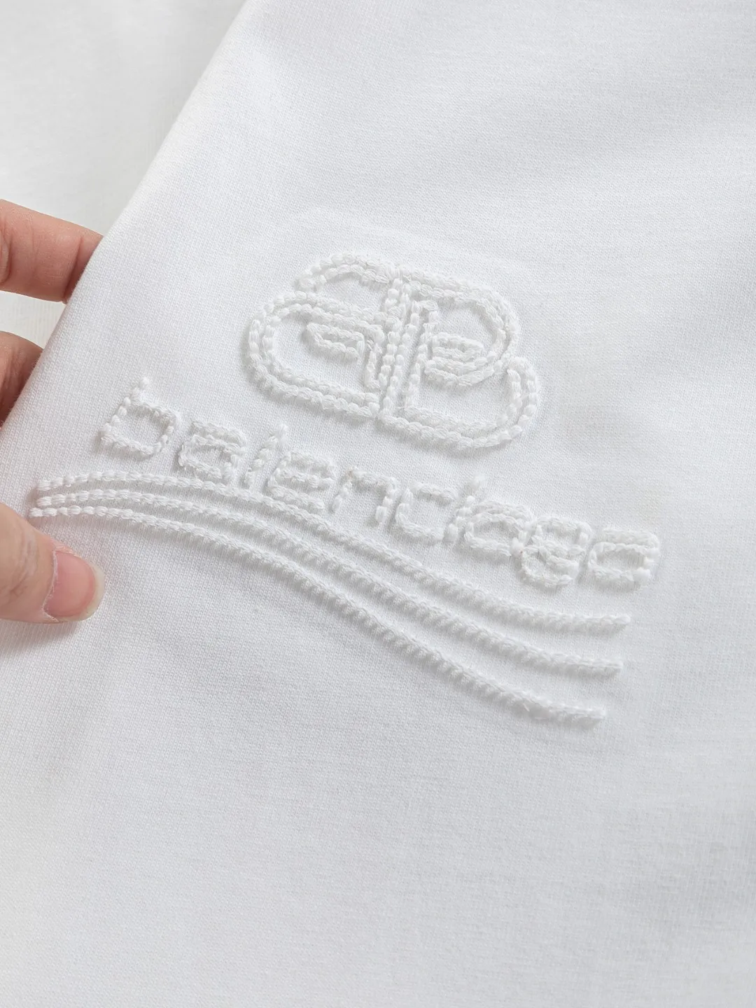 🅿️190 BALENCIAGA Balenciaga Double BB Slightly wide version S-XL 26ss New Year morning product catwalk hot sale🔥 style Hollow double B waves on the front and back 🌊Coke letters🪡 Embroidered logo short-sleeved T-shirt is full of retro flavor Every new product in Paris is bound to set off a fashion wave This one is no exception...🙈🙈The upper body of both men and women is super handsome! The os version is not picky at all, and the high-quality products are rare and sold in limited quantities. Balenciaga's new Be different round neck short-sleeved, basic style casual T-shirt, the overall design is simple and fashionable, very elegant and clean. Made of 100% pure cotton fabric, the upper body is soft and comfortable. The details are just right, not exaggerated, and have a sense of design. This T-shirt is a couple's style that can be worn by both men and women. It is fashionable, versatile and easy to wear! Color: Black White Size: S-XL Size chart: S: Shoulder width 50 - Bust 56 - Clothing length 70 M: Shoulder width 52 - Bust 57 - Clothing length 72 L: Shoulder width 54 - Bust 59 - Clothing length 74 XL: Shoulder width 56 - Bust 62 - Clothing length 76