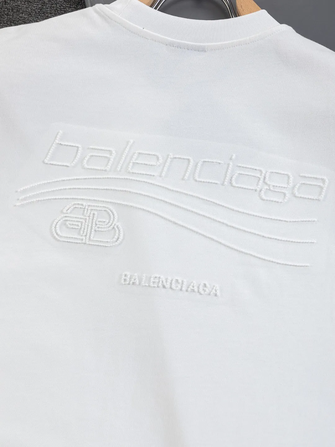 🅿️190 BALENCIAGA Balenciaga Double BB Slightly wide version S-XL 26ss New Year morning product catwalk hot sale🔥 style Hollow double B waves on the front and back 🌊Coke letters🪡 Embroidered logo short-sleeved T-shirt is full of retro flavor Every new product in Paris is bound to set off a fashion wave This one is no exception...🙈🙈The upper body of both men and women is super handsome! The os version is not picky at all, and the high-quality products are rare and sold in limited quantities. Balenciaga's new Be different round neck short-sleeved, basic style casual T-shirt, the overall design is simple and fashionable, very elegant and clean. Made of 100% pure cotton fabric, the upper body is soft and comfortable. The details are just right, not exaggerated, and have a sense of design. This T-shirt is a couple's style that can be worn by both men and women. It is fashionable, versatile and easy to wear! Color: Black White Size: S-XL Size chart: S: Shoulder width 50 - Bust 56 - Clothing length 70 M: Shoulder width 52 - Bust 57 - Clothing length 72 L: Shoulder width 54 - Bust 59 - Clothing length 74 XL: Shoulder width 56 - Bust 62 - Clothing length 76