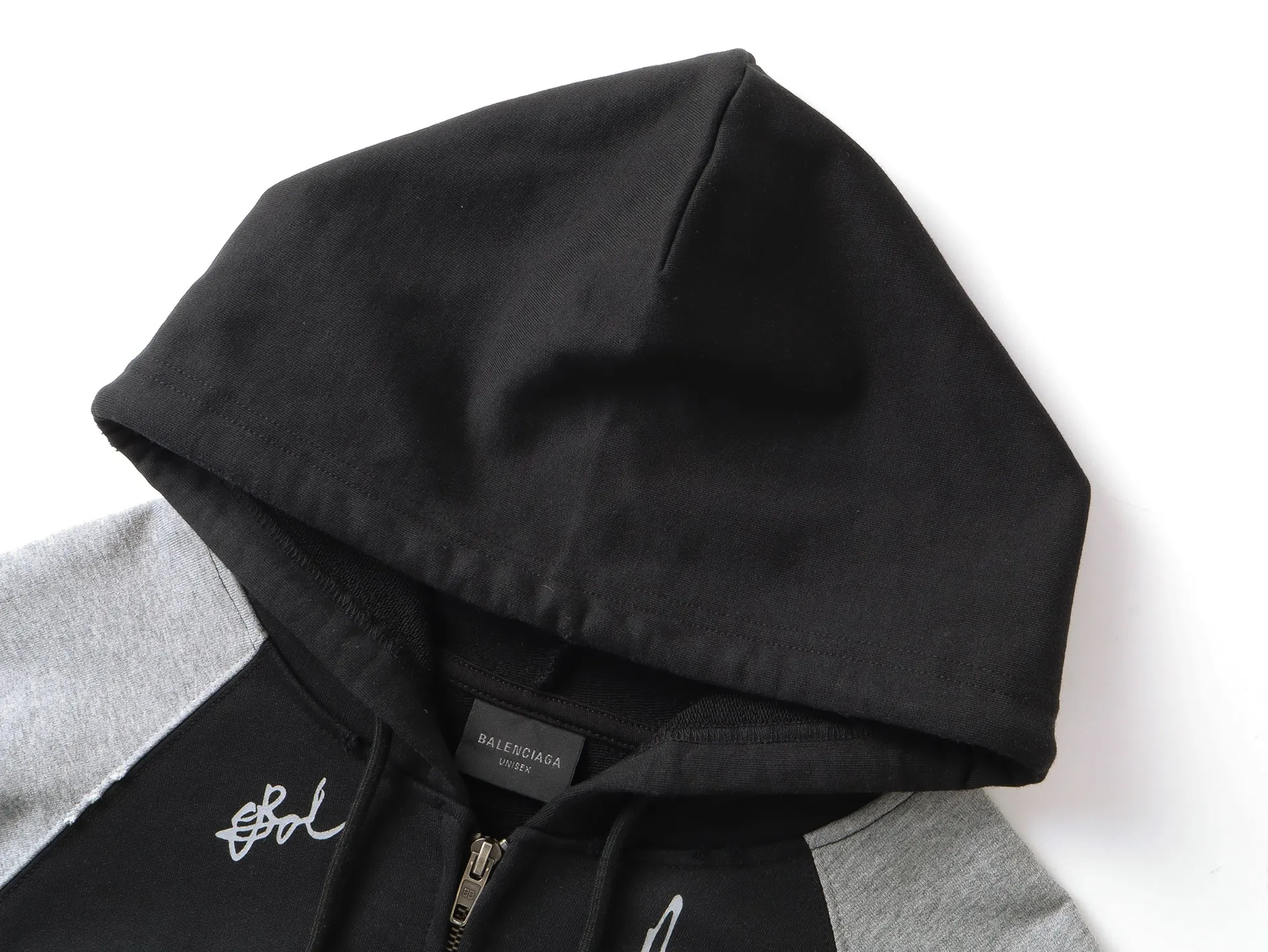 🅿️430 real photos [Top version. Official website quality] BALENCI*GA/Paris #2026 new style Raglan sleeves color block signature printing. Embroidered LOGO washed and distressed hand-painted graffiti new hooded zipper cardigan sweatshirt #2026 Brick cabinet synchronization Overweight craftsmanship. Welcome to compare. The fabric is made of Paris ZP custom-woven and dyed cotton sweatshirt. The weight is 460 grams. The cloth surface is clean. The cloth pattern is clear, soft and comfortable. The threads are dyed with no color difference. The signature is printed with environmentally friendly glue, and the classic letter LOGO is embroidered with an imported Tajima embroidery machine. The letters are clear and the effect is three-dimensional. Garment wash-worn hand-drawn graffiti. Restore brick cabinet, adopt OS loose shoulder style. Same style for men and women. Code: BL259980 Color: black, white Size: XS S M L