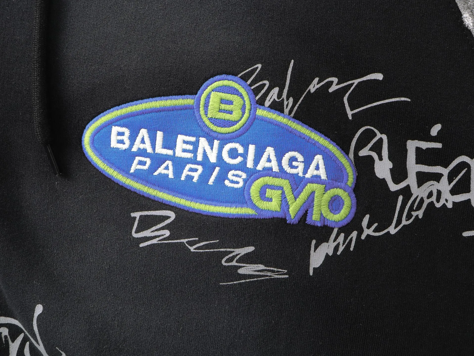 🅿️430 real photos [Top version. Official website quality] BALENCI*GA/Paris #2026 new style Raglan sleeves color block signature printing. Embroidered LOGO washed and distressed hand-painted graffiti new hooded zipper cardigan sweatshirt #2026 Brick cabinet synchronization Overweight craftsmanship. Welcome to compare. The fabric is made of Paris ZP custom-woven and dyed cotton sweatshirt. The weight is 460 grams. The cloth surface is clean. The cloth pattern is clear, soft and comfortable. The threads are dyed with no color difference. The signature is printed with environmentally friendly glue, and the classic letter LOGO is embroidered with an imported Tajima embroidery machine. The letters are clear and the effect is three-dimensional. Garment wash-worn hand-drawn graffiti. Restore brick cabinet, adopt OS loose shoulder style. Same style for men and women. Code: BL259980 Color: black, white Size: XS S M L